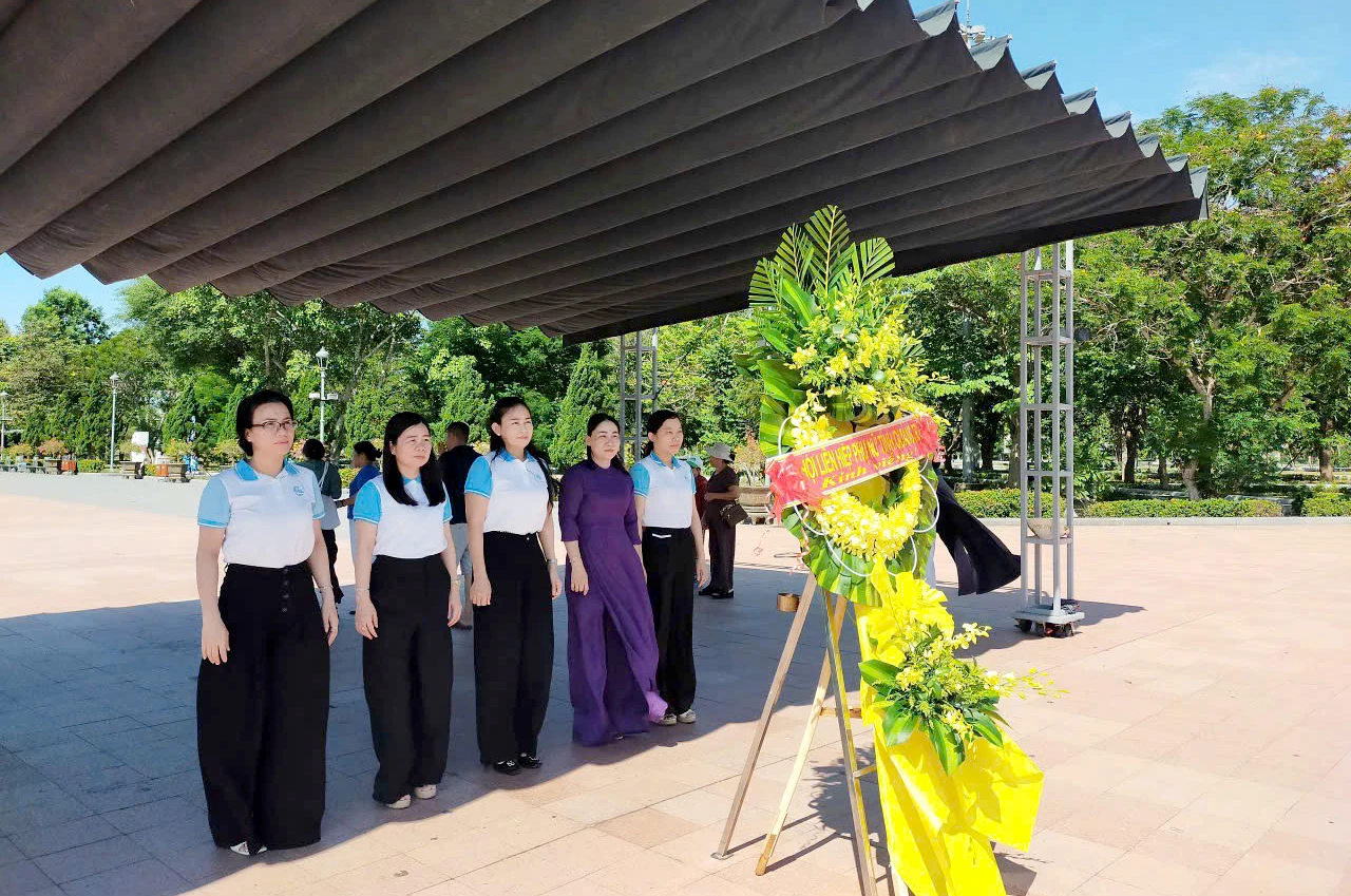 Đoàn công tác Hội LHPN tỉnh đâng hương, dâng hoa tại Di tích đặc biệt Thành cổ Quảng Trị - Ảnh: H.L
