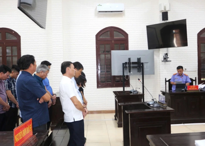 12 cựu cán bộ bị tuyên án tổng cộng 30 năm tù