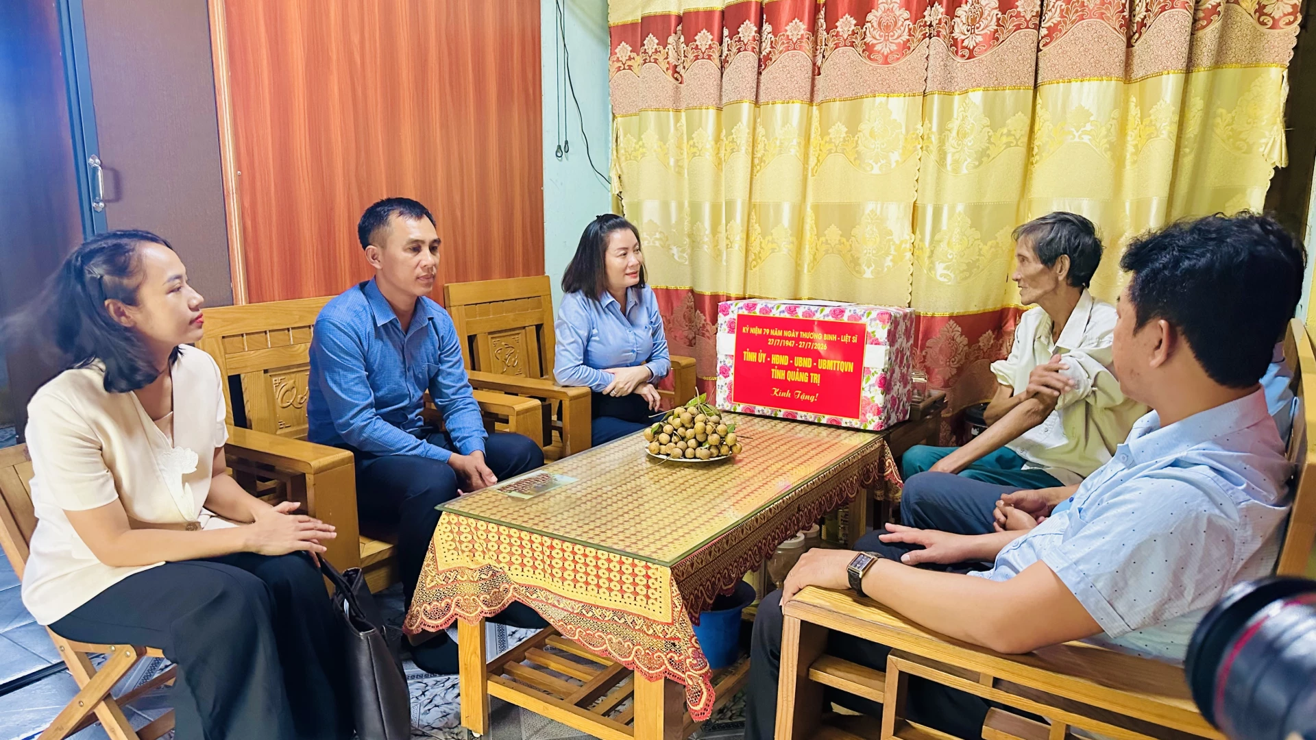 Đồng chí Nguyễn Minh Tâm, Phó trưởng đoàn chuyên trách Đoàn đại biểu Quốc hội tỉnh thăm hỏi sức khoẻ của thương binh Trần Giang Sơn, ở thôn 19/5, xã Phú Trạch - Ảnh: B.N