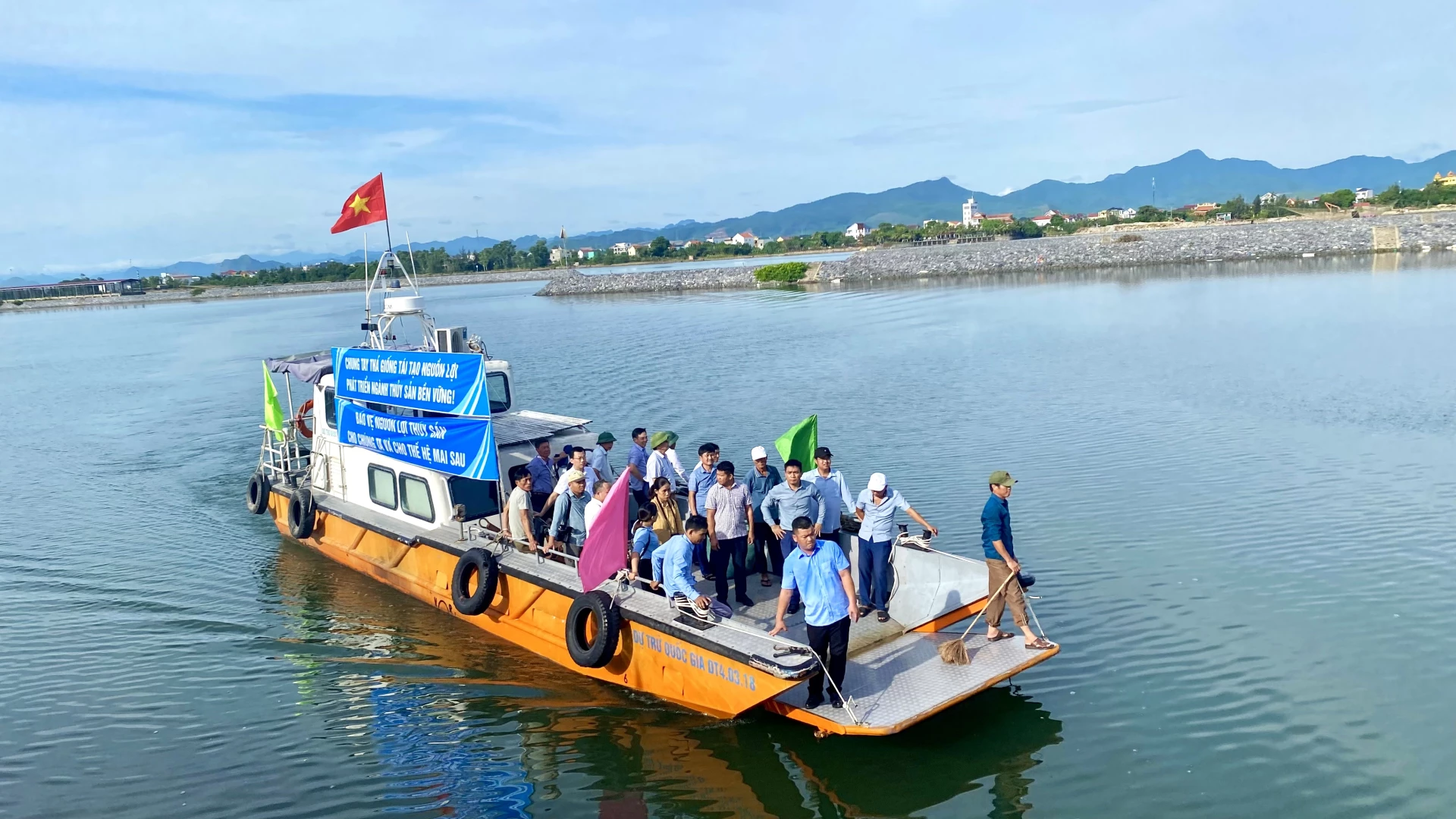 Hoạt động thả giống tái tạo nguồn lợi thủy sản được duy trì hằng năm, góp phần bổ sung nguồn giống cho tự nhiên - Ảnh: T.L