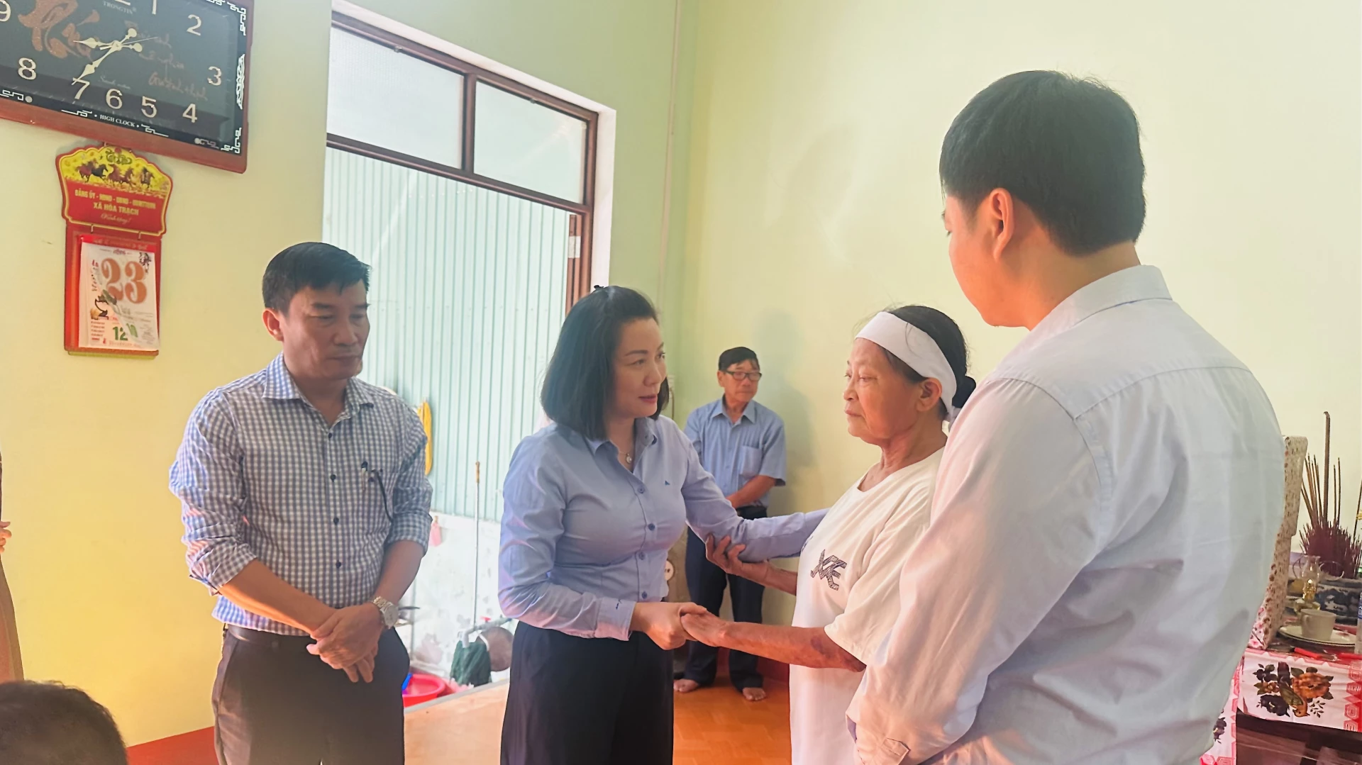 Đồng chí Nguyễn Minh Tâm, Phó trưởng đoàn chuyên trách Đoàn đại biểu Quốc hội tỉnh động viên thân nhân thương binh Cao Sơn Thìn tại thôn Cảnh Dương Đông, xã Hòa Trạch - Ảnh: B.N