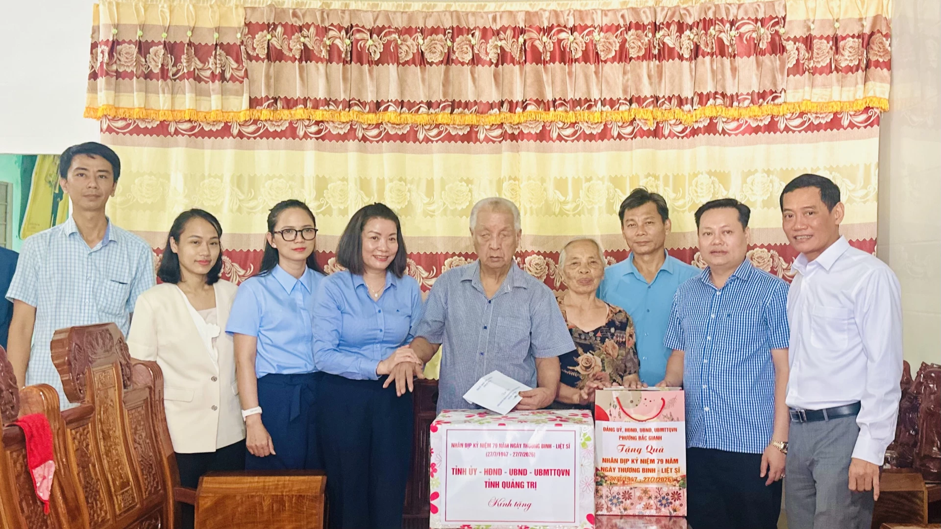 Đồng chí Nguyễn Minh Tâm, Phó trưởng đoàn chuyên trách Đoàn đại biểu Quốc hội tỉnh tặng quà cho thương binh Nguyễn Tiến Lợi, ở Tổ dân phố Tổ Ngoạ, phường Bắc Gianh - Ảnh: B.N
