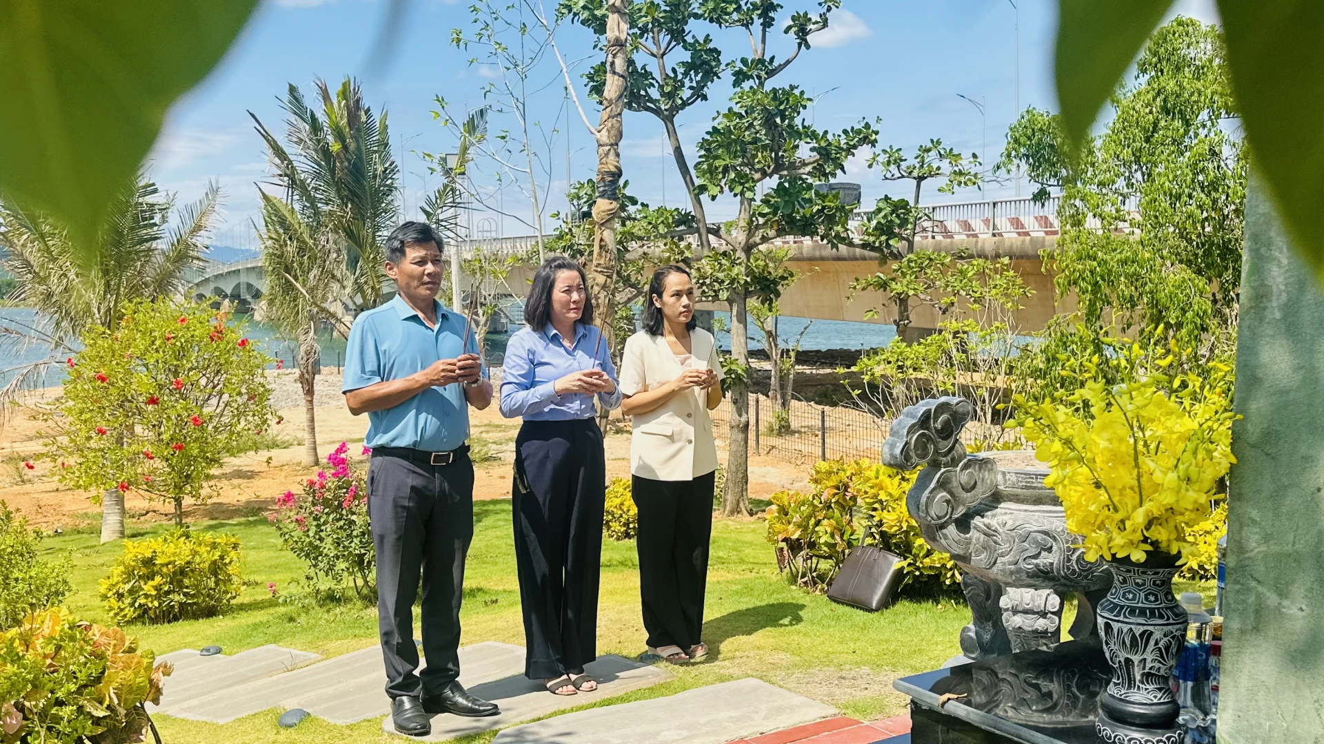 Đồng chí Nguyễn Minh Tâm, Phó trưởng đoàn chuyên trách Đoàn đại biểu Quốc hội tỉnh đã đến dâng hương, tưởng niệm các anh hùng liệt sĩ tại Khu di tích quốc gia đặc biệt Bến phà Gianh - Ảnh: B.N