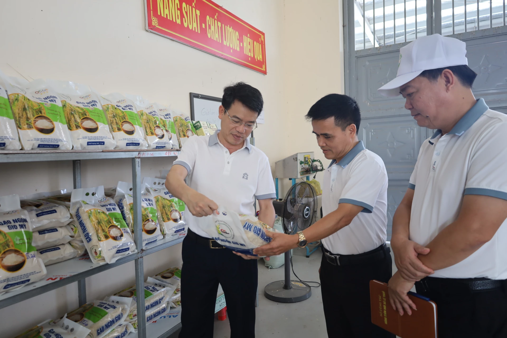 Lãnh đạo xã Lệ Thủy tìm hiểu sản phẩm gạo OCOP của HTX Nông sản hữu cơ Gio Linh - Ảnh: H.C
