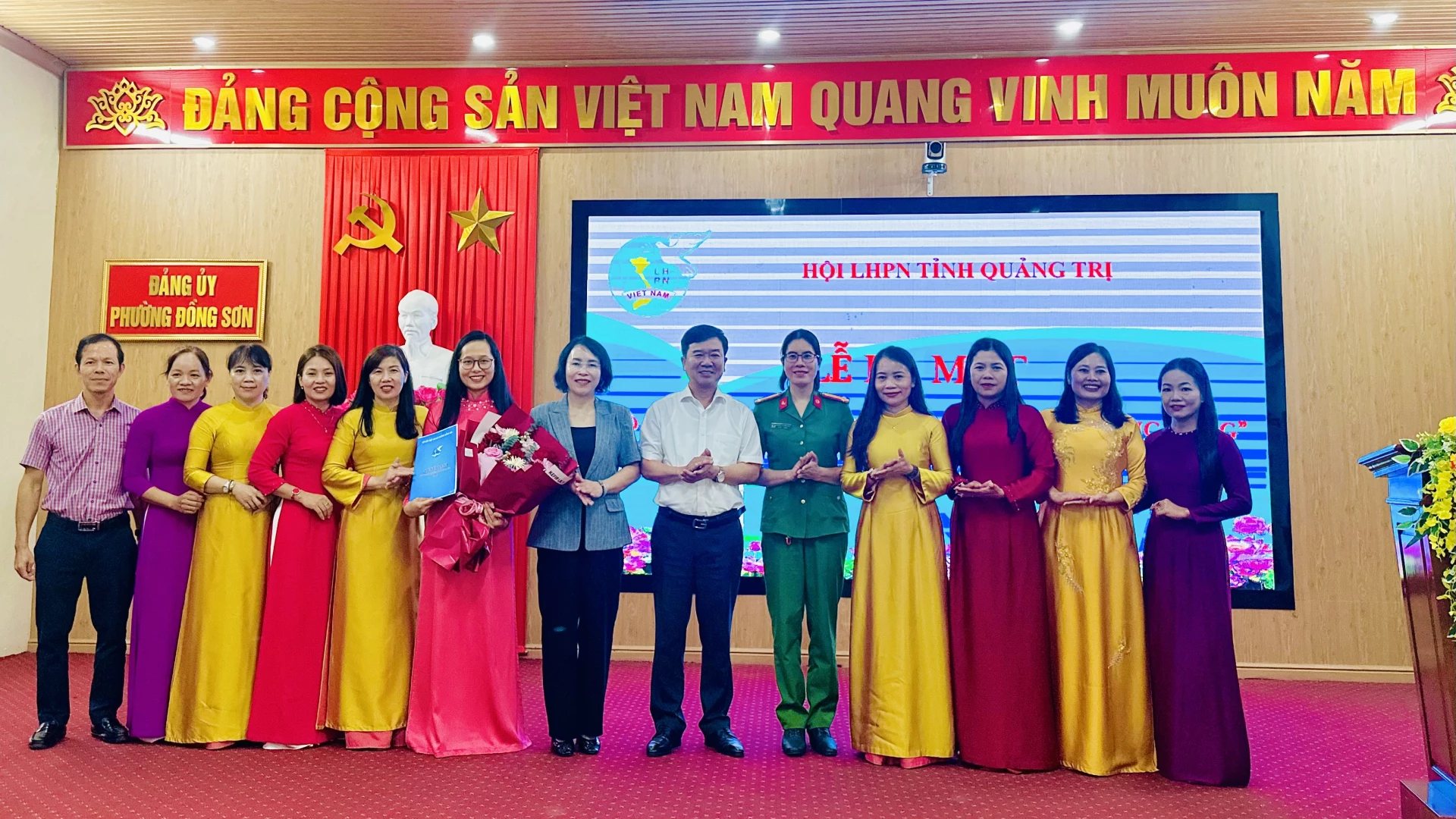 Lãnh đạo Hội LHPN tỉnh Quảng Trị và phường Đồng Sơn tặng hoa chúc mừng ra mắt mô hình điểm “Tổ Phụ nữ chuyển đổi số cộng đồng” - Ảnh: B.N