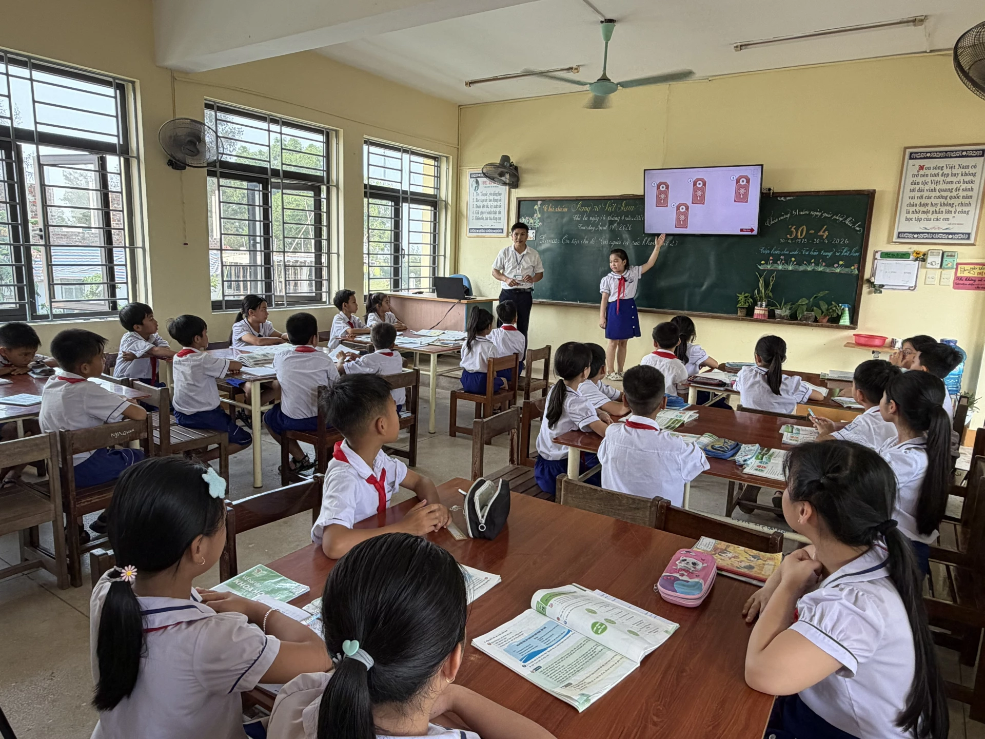 Gắn “học đi đôi với hành” là một trong những nhiệm vụ được các trường học đặc biệt chú trọng - Ảnh: Nh.V