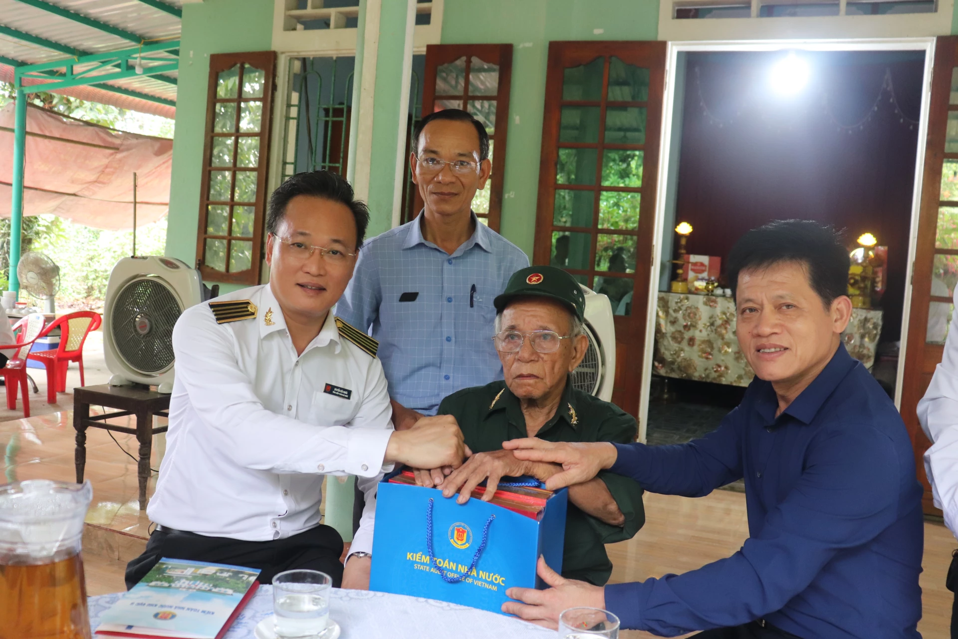Đồng chí Nguyễn Hữu Nghĩa, Ủy viên BCH TW Đảng, Ủy viên Ban Thường vụ Đảng ủy Quốc hội, Bí thư Đảng ủy, Tổng Kiểm toán nhà nước tặng quà cho thương binh Phạm Sắt, thôn Tân Mỹ, phường Quảng Trị - Ảnh: T.P