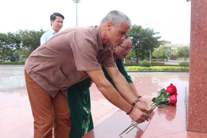 Tổng lãnh sự nước Cộng hòa Cuba tại TP. Hồ Chí Minh dâng hoa tại Công viên Fidel
