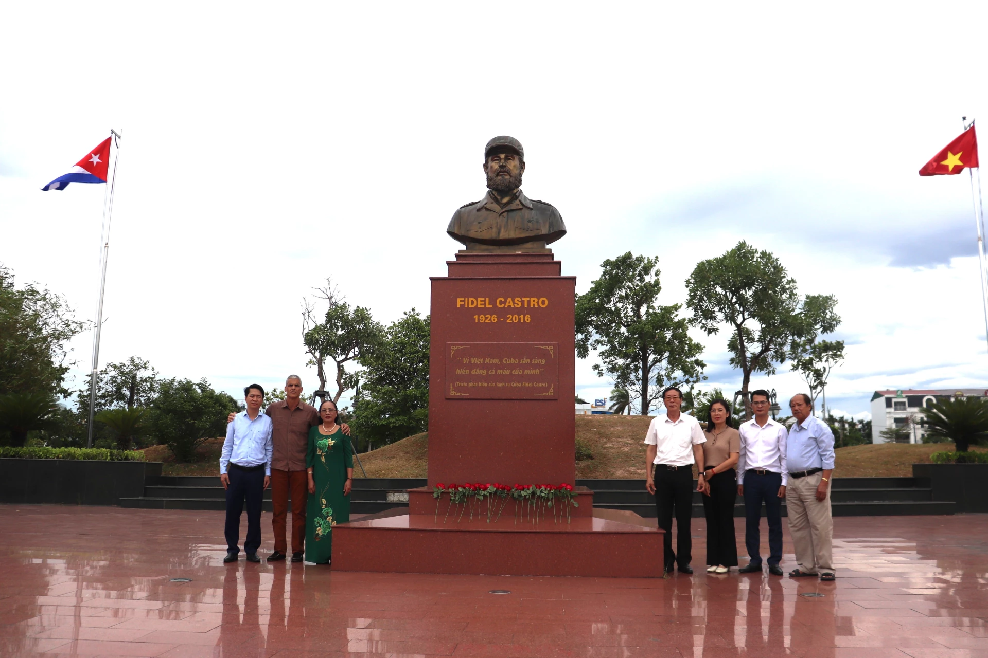 Đoàn chụp ảnh lưu niệm tại công viên Fidel Castro - Ảnh: T.P