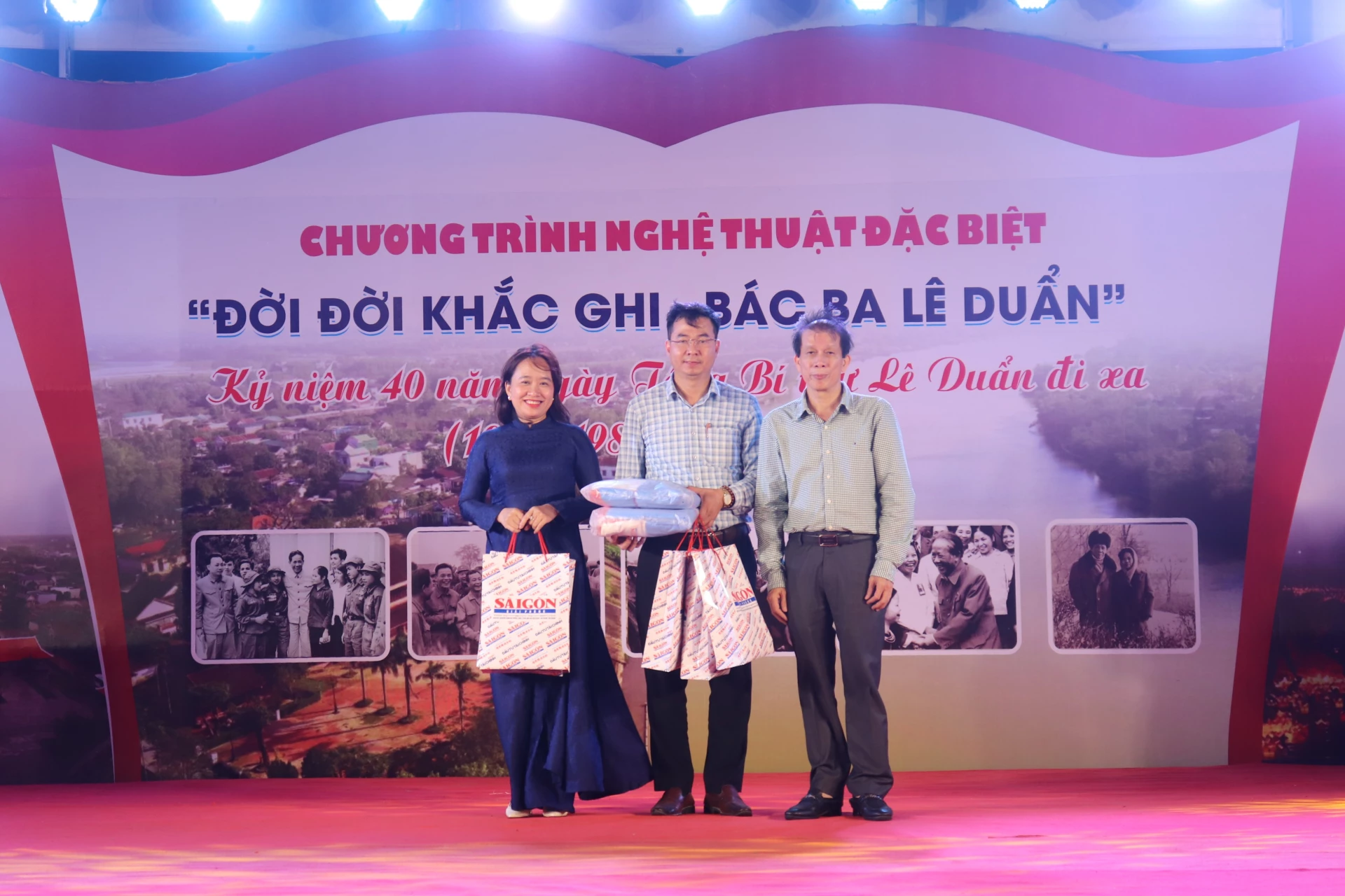 Đại diện Báo Sài Gòn Giải Phóng trao quà cho đại diện lãnh đạo xã Triệu Phong - Ảnh: T.P