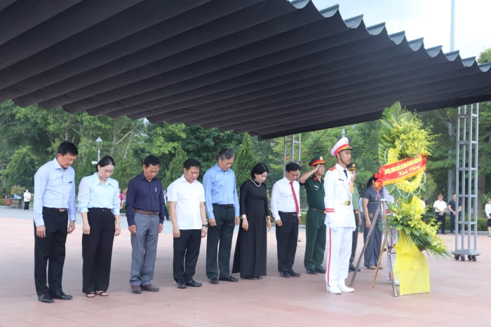 Lãnh đạo tỉnh tri ân anh hùng liệt sĩ tại Di tích quốc gia đặc biệt Thành Cổ Quảng Trị
