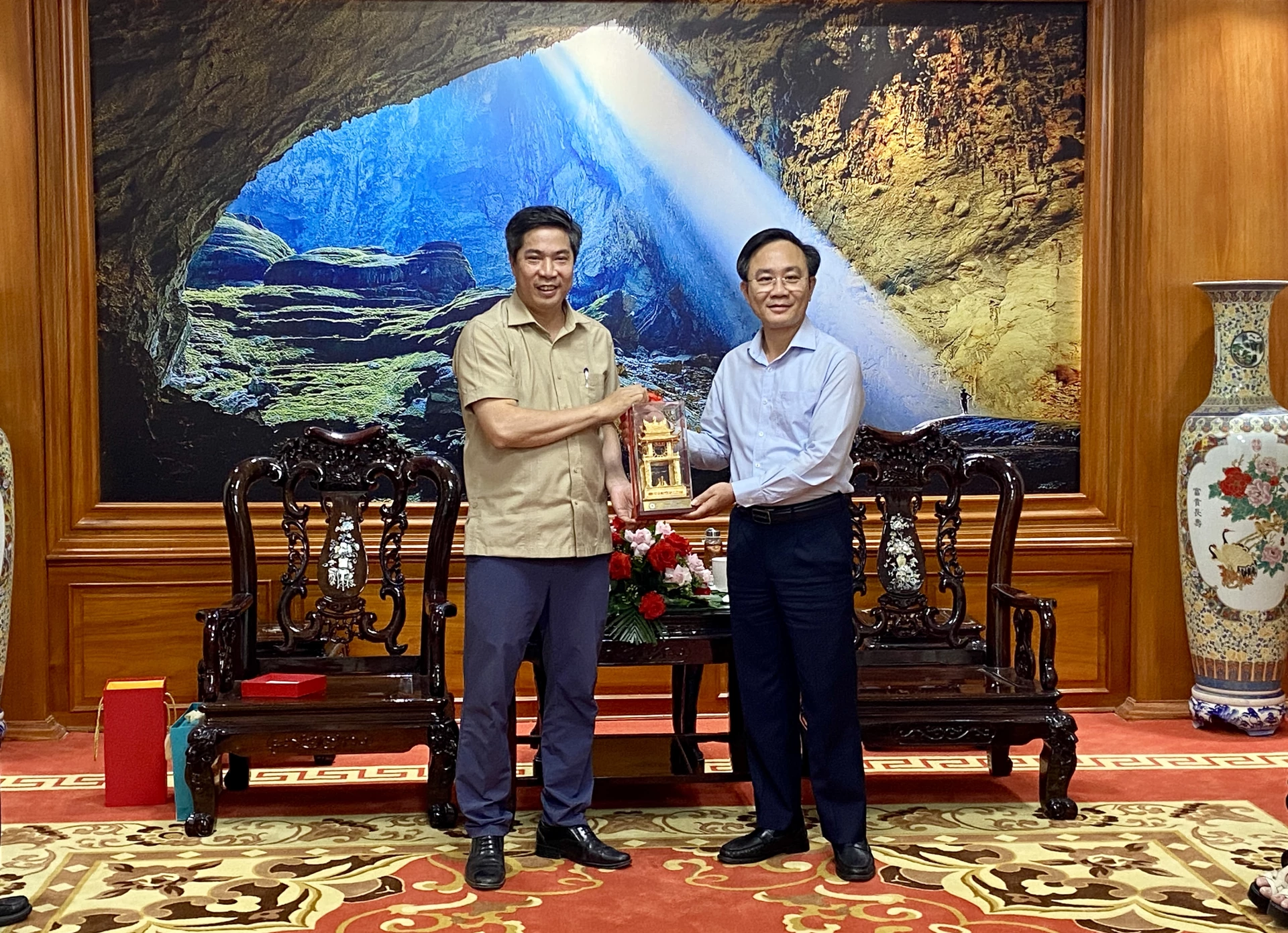 Lãnh đạo Học viện Tài chính trao quà lưu niệm cho UBND tỉnh - Ảnh: H.N