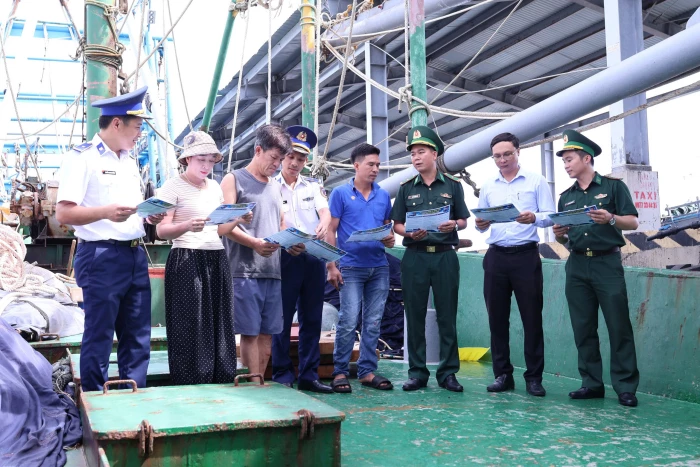 Bộ đội Biên phòng tuyên truyền chống khai thác IUU