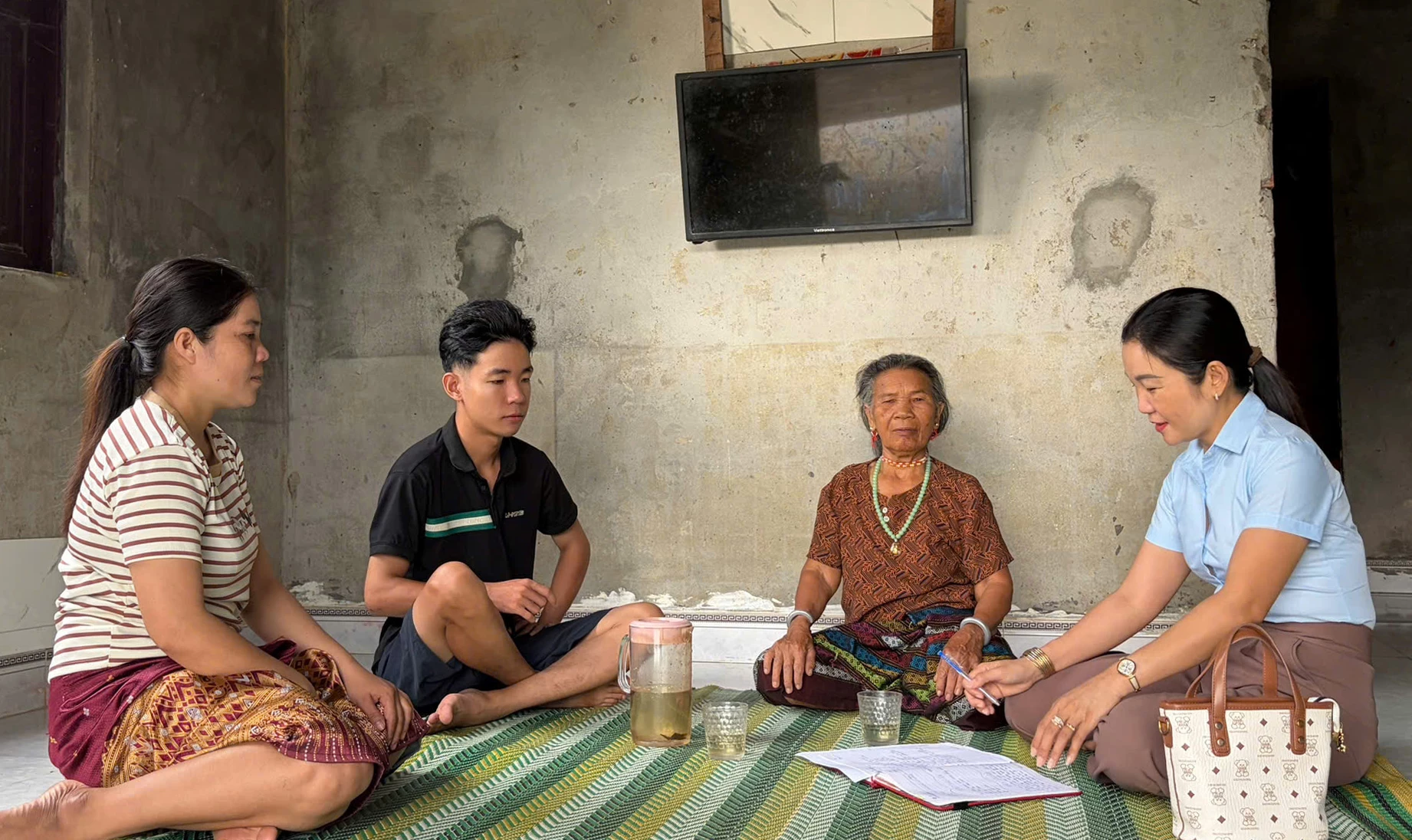 Chị Nguyễn Thị Thu Diệu, Trưởng thôn 1, xã Hướng Hiệp vận động người dân thay đổi nếp nghĩ, cách làm, xóa bỏ những hủ tục lạc hậu - Ảnh: S.H