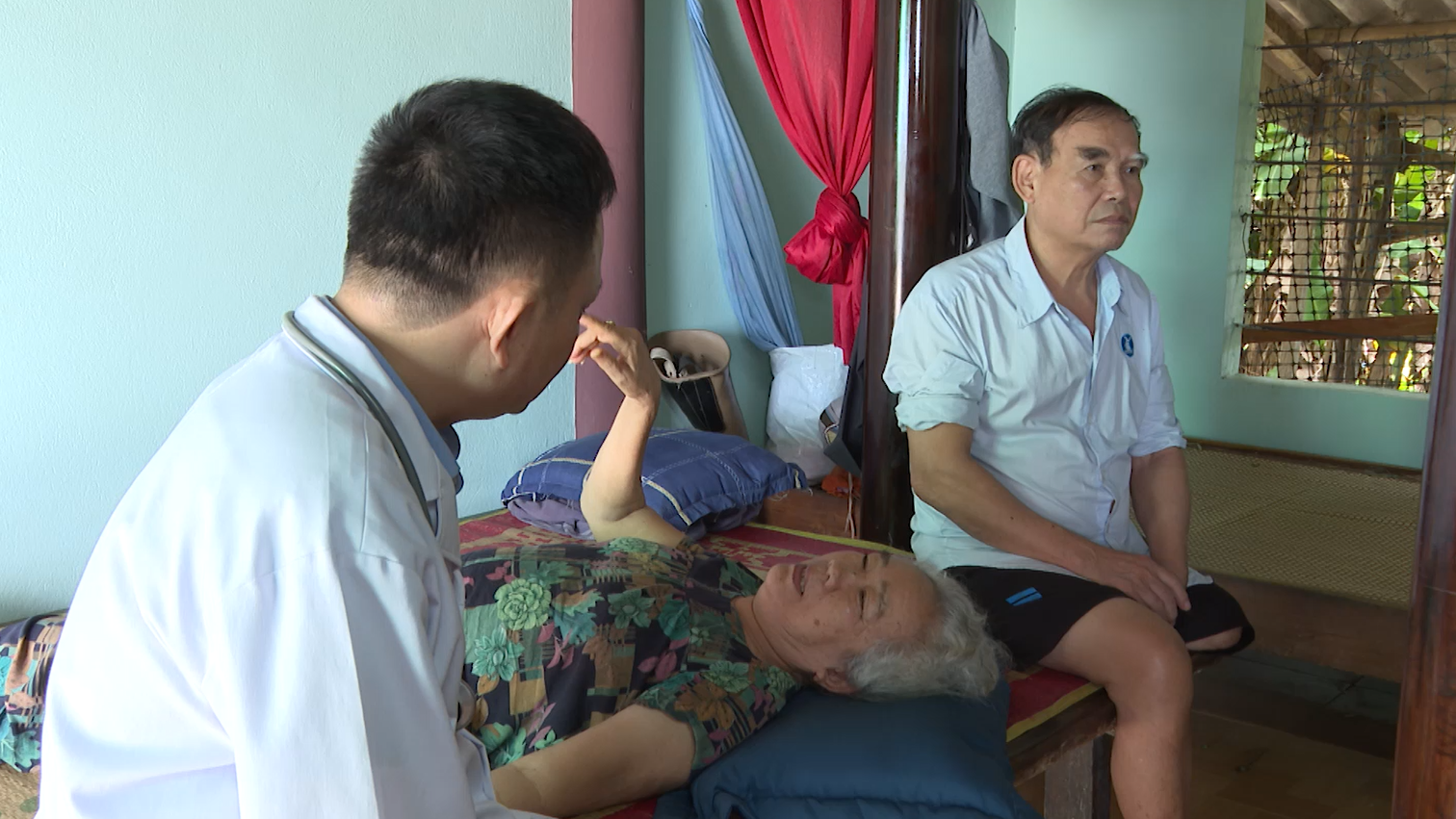 Bác sĩ chăm sóc sức khỏe tại nhà cho người có công-Ảnh: B.C