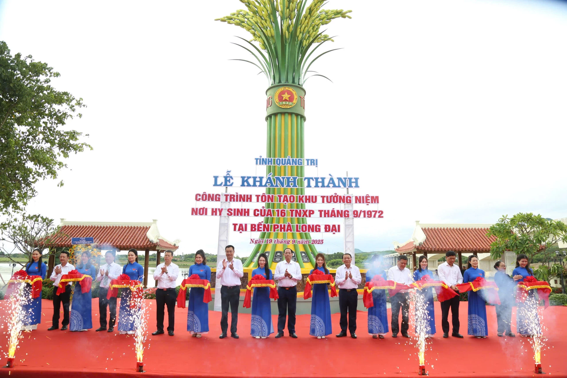 Công trình tôn tạo khu tưởng niệm nơi hy sinh của 16 thanh niên xung phong tháng 9/1972 tại Bến phà Long Đại được khánh thành tháng 9/2025 - Ảnh: Q.V
