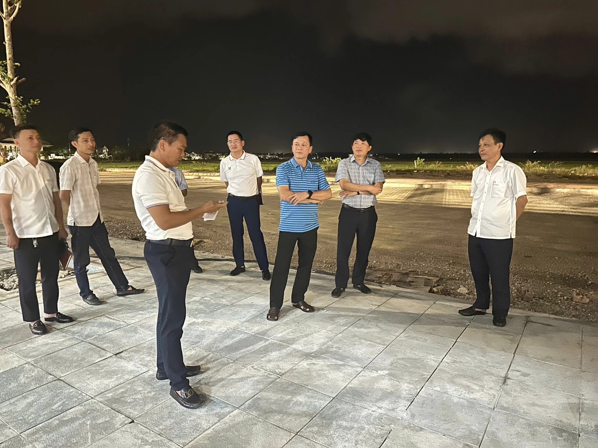 Đoàn khảo sát kiểm tra vị trí bố trí xe truyền hình trực tiếp và hạ tầng kỹ thuật phục vụ công tác ghi hình, truyền dẫn sự kiện - Ảnh: Thùy Trang