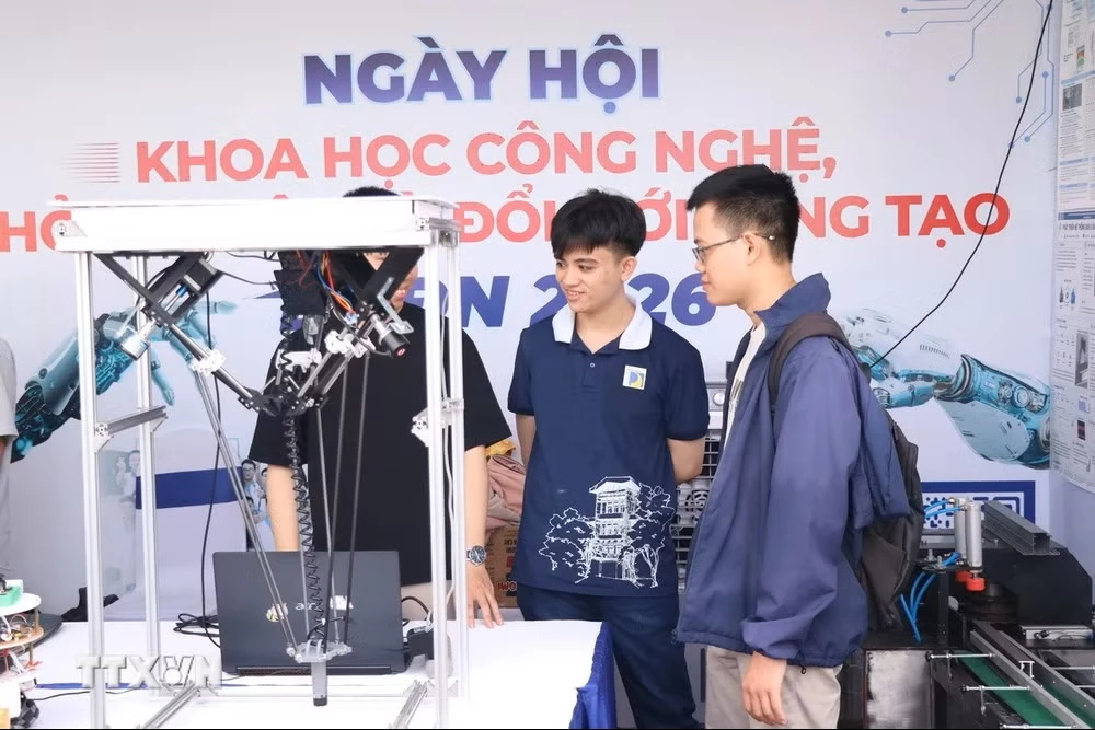 Sinh viên Trường Đại học Bách khoa (Đại học Đà Nẵng) trình làng các sản phẩm công nghệ tại Ngày hội Khoa học Công nghệ, Khởi nghiệp và Đổi mới sáng tạo Bách khoa Đà Nẵng 2026. (Ảnh: Khoa Chương/TTXVN)