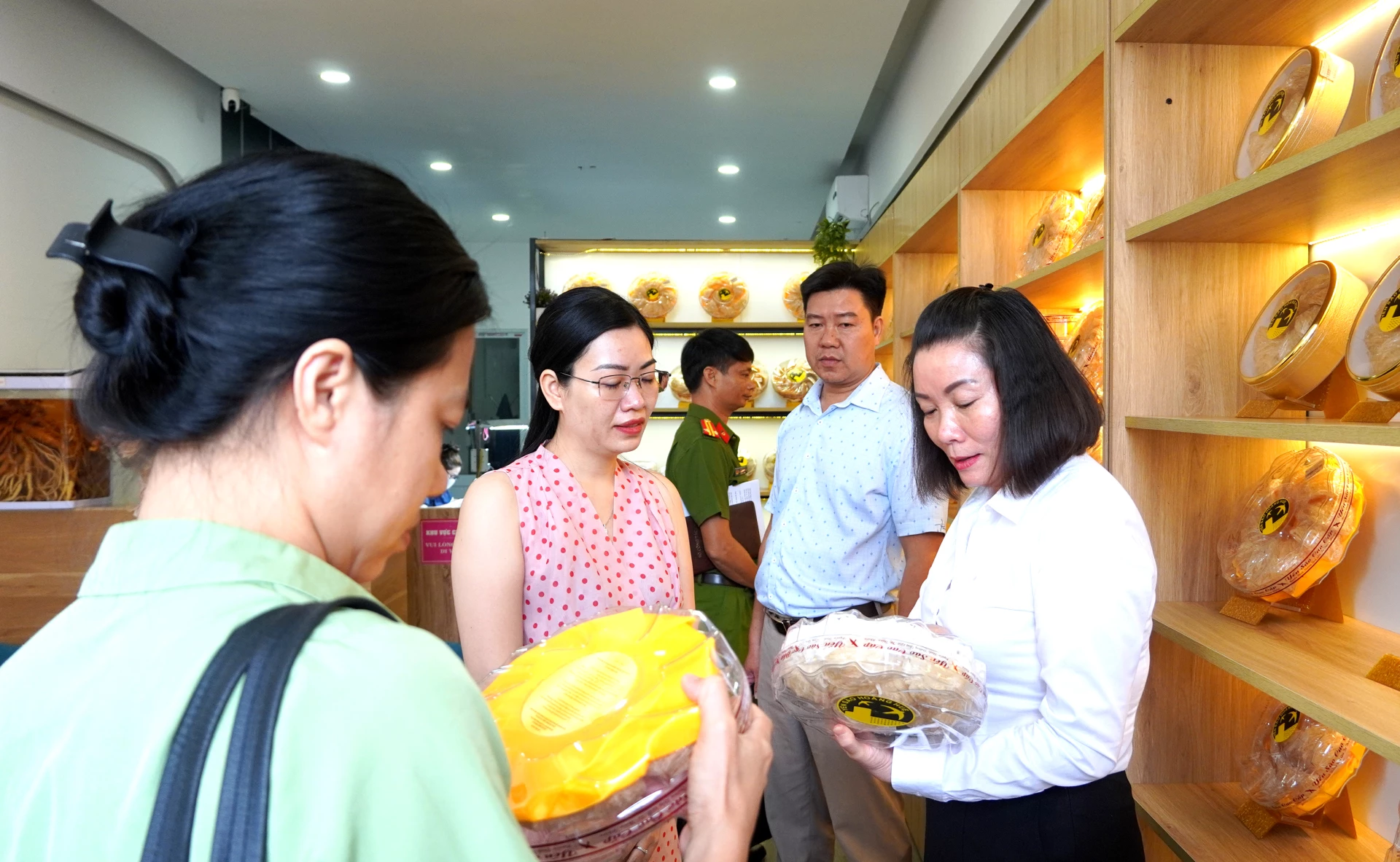 Đại diện lãnh đạo ngành chức năng phường Đồng Hới báo cáo, trao đổi tình hình kết quả thực hiện pháp luật về ATTP trên địa bàn phường - Ảnh: H.Tr.