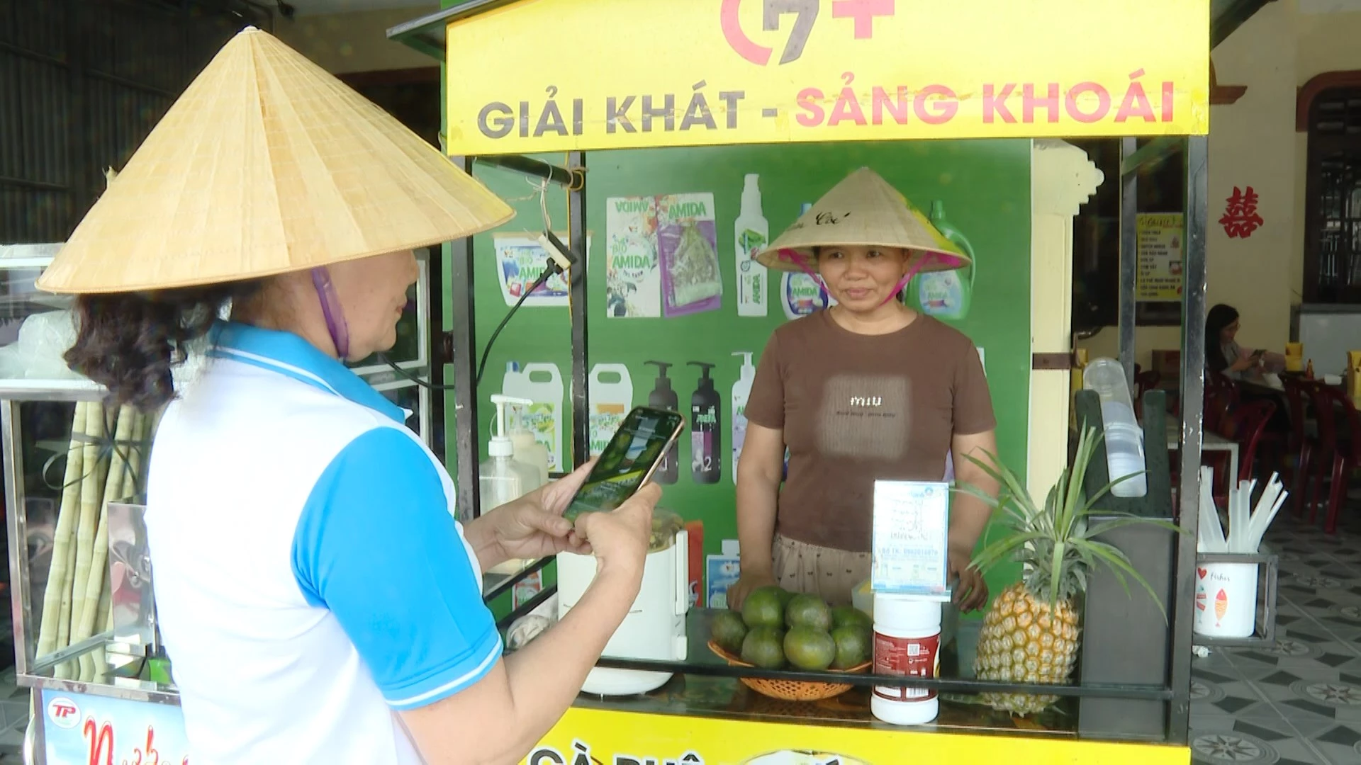Việc đẩy mạnh thanh toán không dùng tiền mặt giúp giao dịch nhanh chóng, an toàn và thuận tiện - Ảnh: Q.V