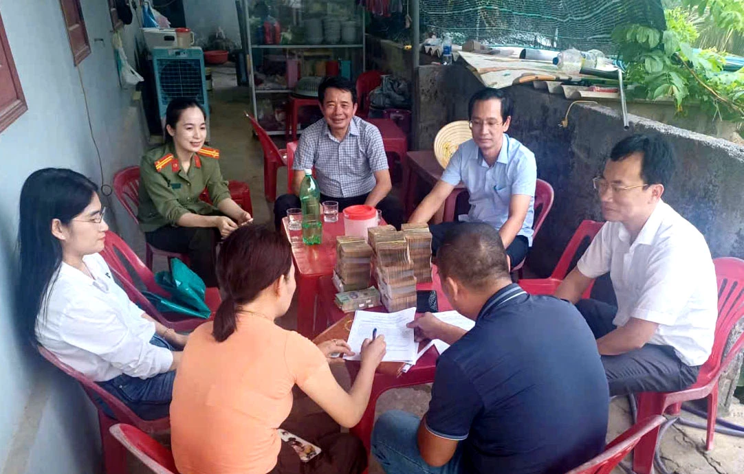 Các hộ dân cuối cùng thống nhất nhận tiền bồi thường, hỗ trợ - Ảnh: P.V.