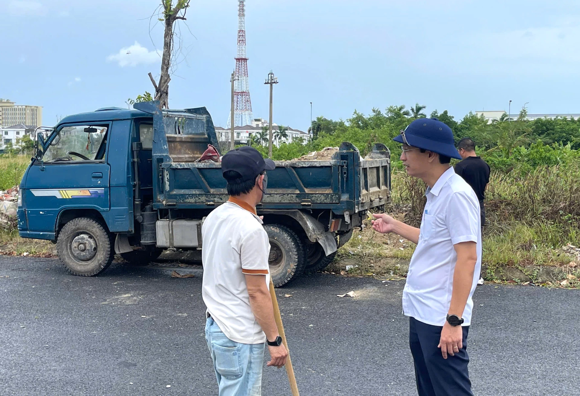 Lãnh đạo Trung tâm Dịch vụ tổng hợp phường Đồng Hới trực tiếp kiểm tra, nhắc nhở trường hợp đổ rác thải không đúng qui định - Ảnh: H.Tr. 