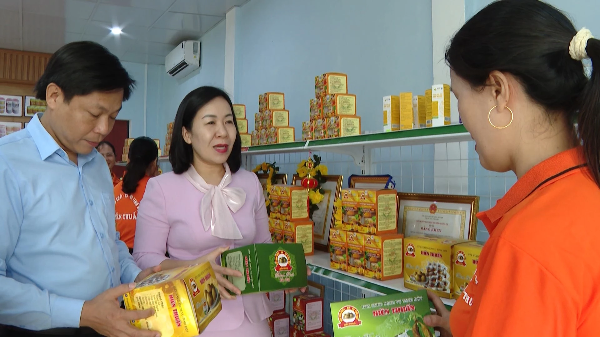Lãnh đạo Liên minh HTX tỉnh Quảng Trị đi thăm các mô hình sản xuất