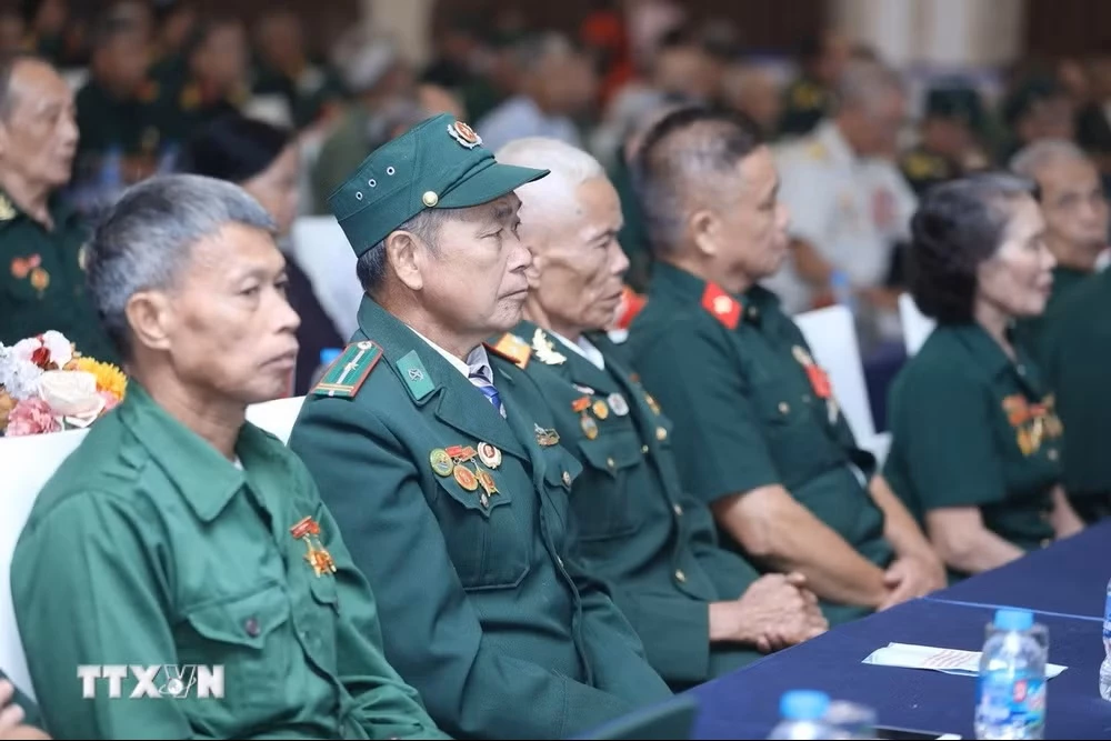Các cán bộ lão thành cách mạng. (Ảnh: Anh Tuấn/TTXVN)