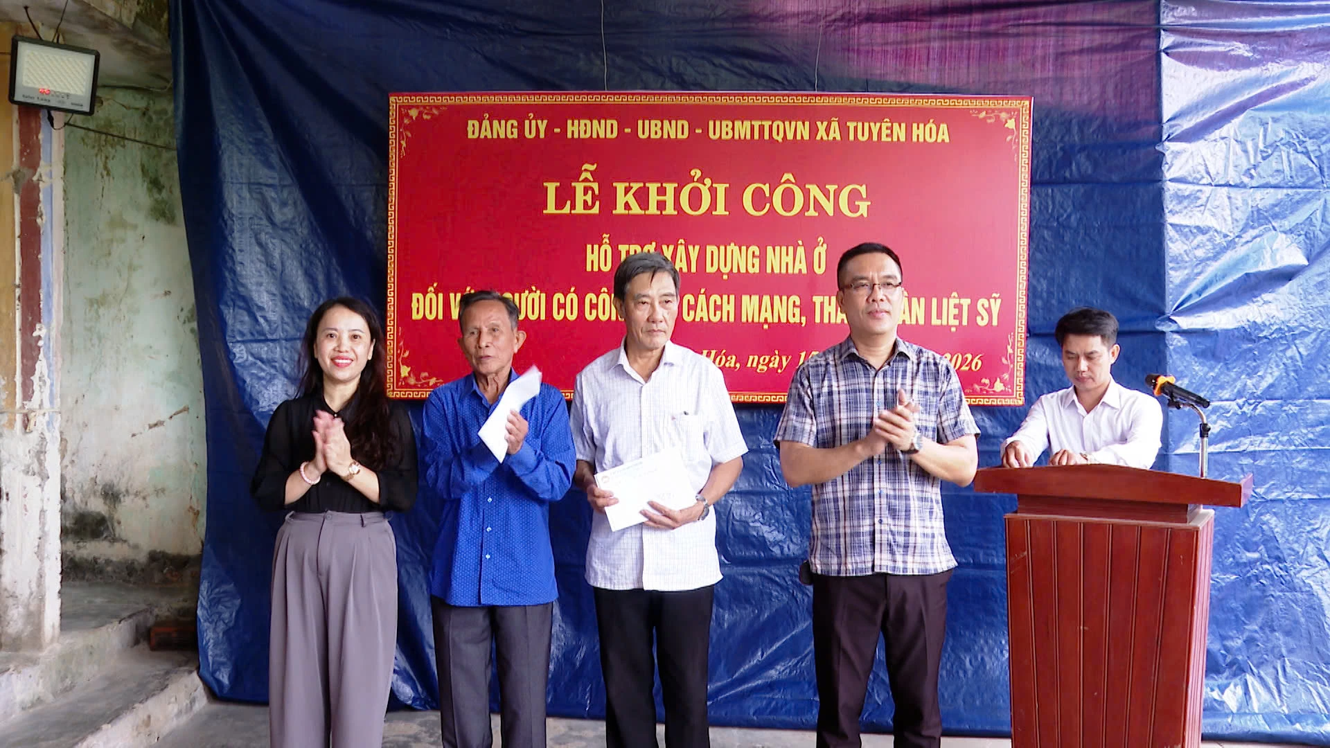 Lãnh đạo xã Tuyên Hóa tặng quà cho gia đình chính sách - Ảnh: Q.V