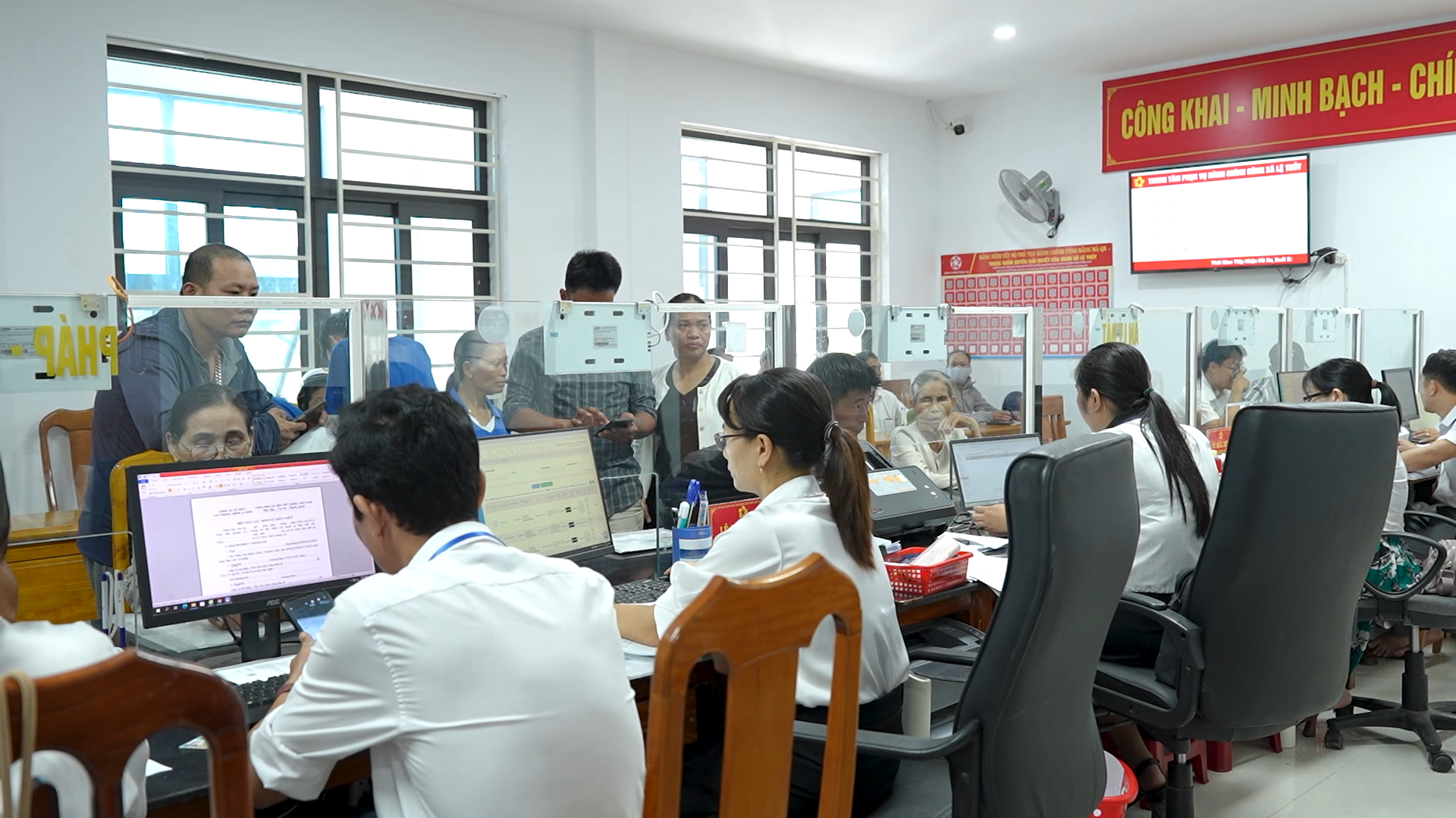  Cán bộ, công chức Trung tâm Phục vụ hành chính công xã Lệ Thủy tận tình hỗ trợ người dân thực hiện thủ tục hành chính - Ảnh: H.C