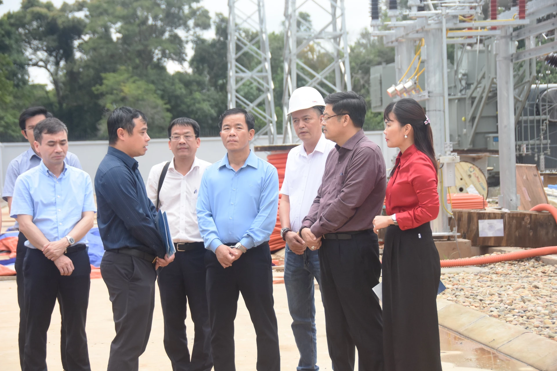 Đồng chí Bí thư Tỉnh ủy Nguyễn Văn Phương thăm thực địa tại Nhà máy điện gió LIG Hướng Hóa 1 - Ảnh: Đ.V