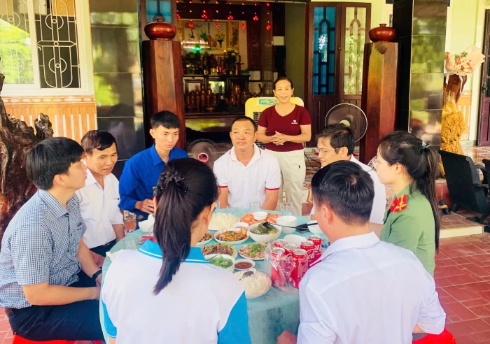 Lệ Ninh: Tổ chức chương trình 'Bữa cơm tri ân'