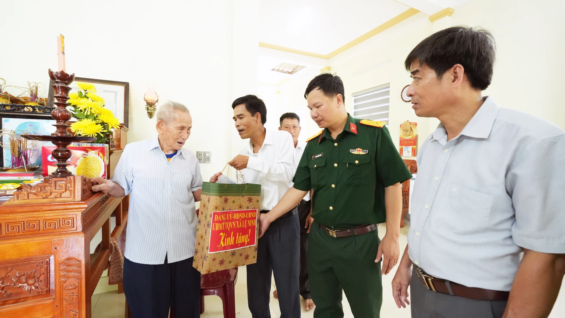 thăm, tặng quà gia đình liệt sĩ Nguyễn Trường Hậu, thôn 2, xã Lệ Ninh- Ảnh: P.V