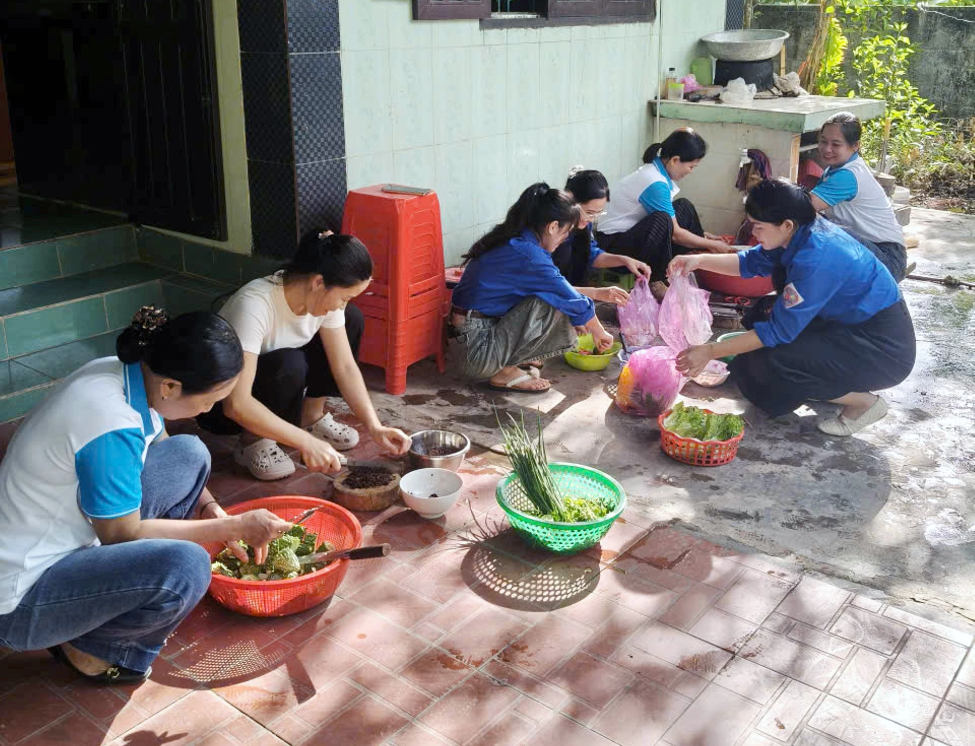 Đoàn viên, hội viên xã Lệ Ninh chuẩn bị Bữa cơm tri ân tại gia đình liệt sĩ Võ Ngọc Chước - Ảnh: P.V
