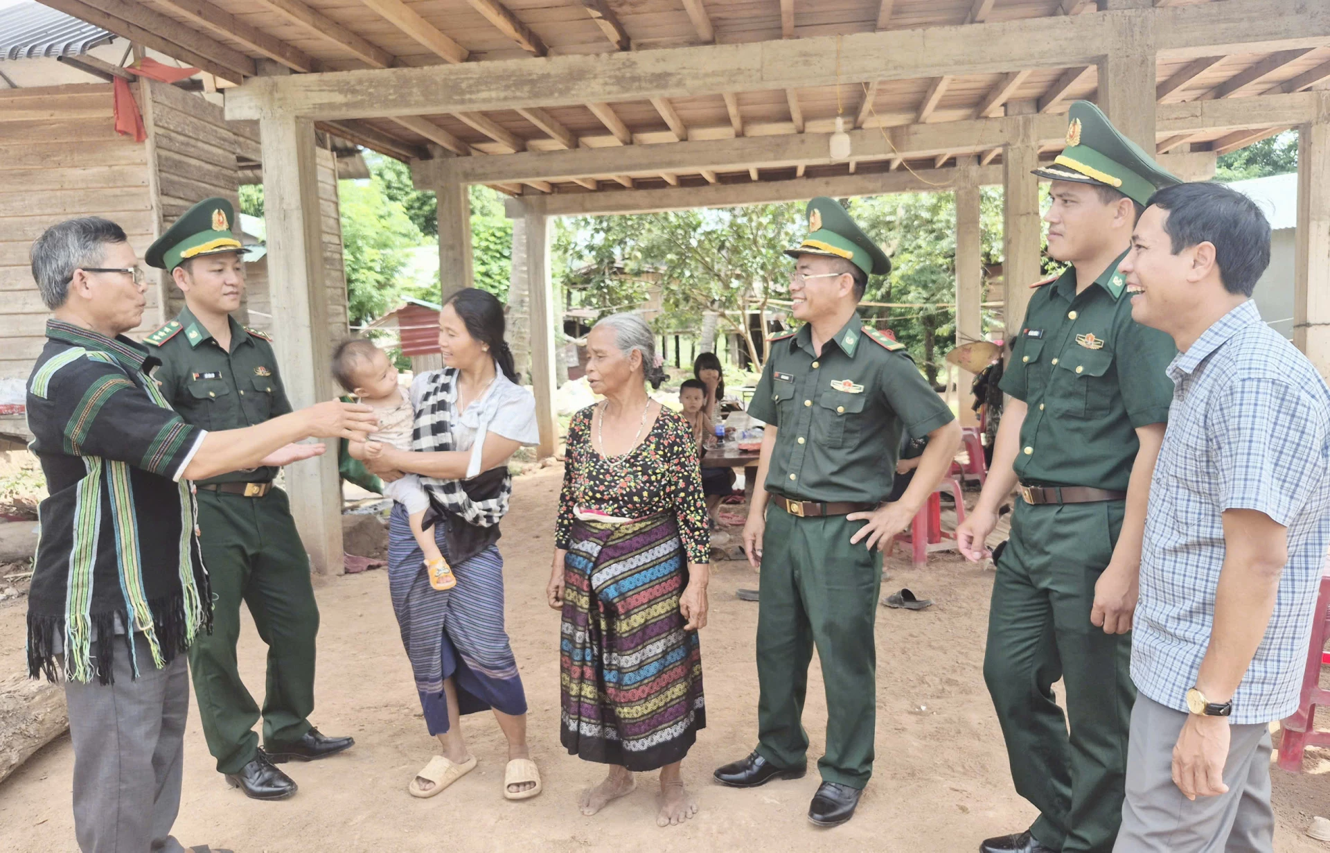 Ông Lê Thanh Hiền (ngoài cùng bên trái) cùng cán bộ, chiến sĩ Đồn Biên phòng Thanh thăm hỏi, động viên và tuyên truyền nếp sống mới cho người dân - Ảnh: K.S