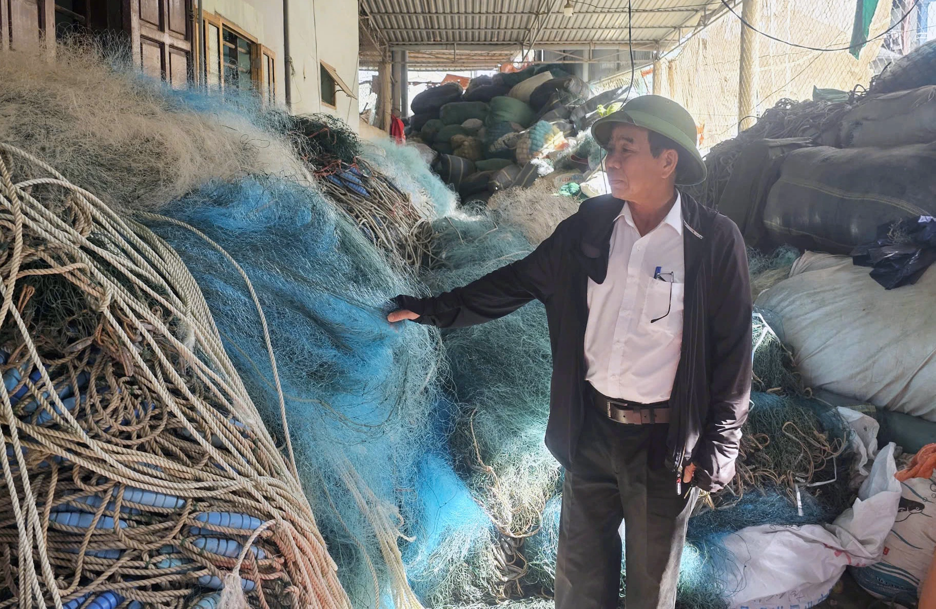 Nghề vá lưới đem lại thu nhập ổn định cho người dân thôn Cồn Sẻ, xã Nam Gianh - Ảnh: L.L