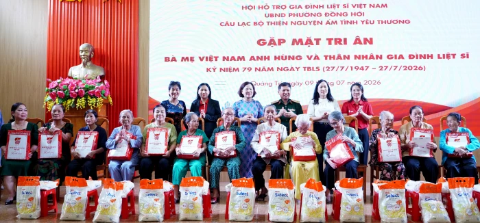 Trao quà tri ân gia đình người có công