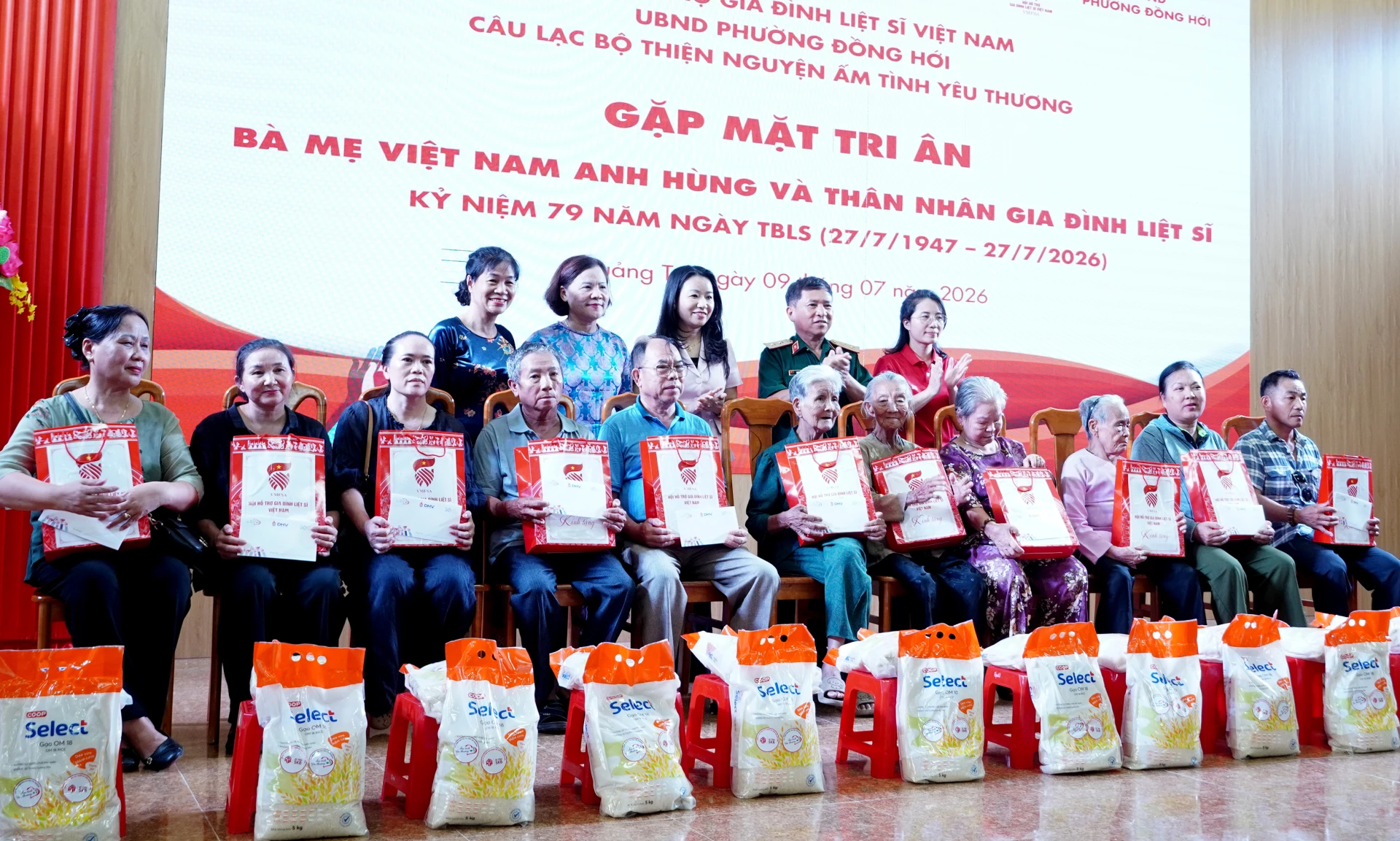 Trung tướng Trần Tấn Hùng, Phó Chủ tịch Hội Hỗ trợ gia đình liệt sĩ Việt Nam và đại diện các đơn vị, địa phương trao quà tặng các gia đình người có công - Ảnh: H.Tr.