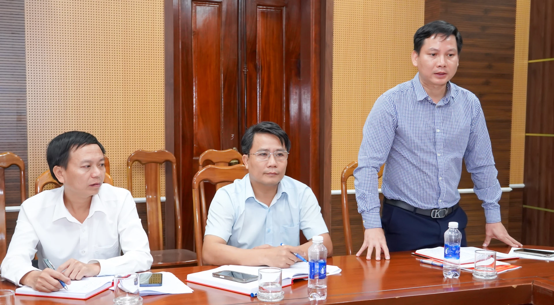 Đại diện lãnh đạo xã Sen Ngư phát biểu tại buổi làm việc - Ảnh: N.H