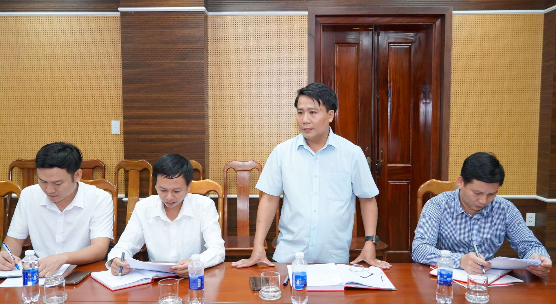 Đại diện lãnh đạo xã Sen Ngư trình bày báo cáo tại buổi làm việc - Ảnh: N.H