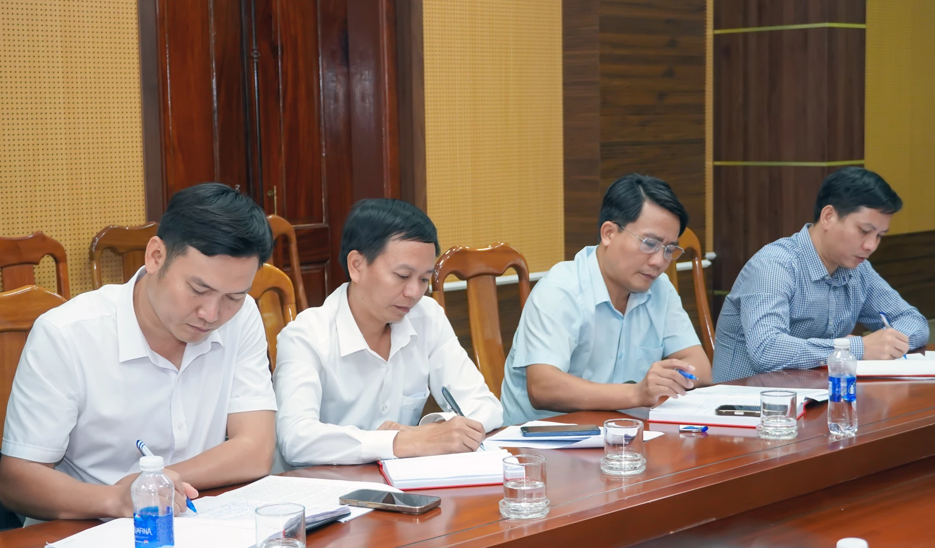 Các đại biểu tham dự buổi làm việc - Ảnh: N.H