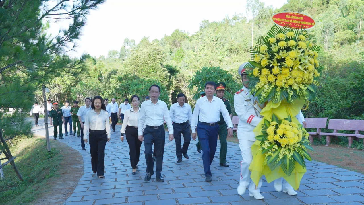 Đoàn đại biểu phường Đồng Hới đến dâng hương viếng mộ Đại tướng Võ Nguyên Giáp - Ảnh: P.V.