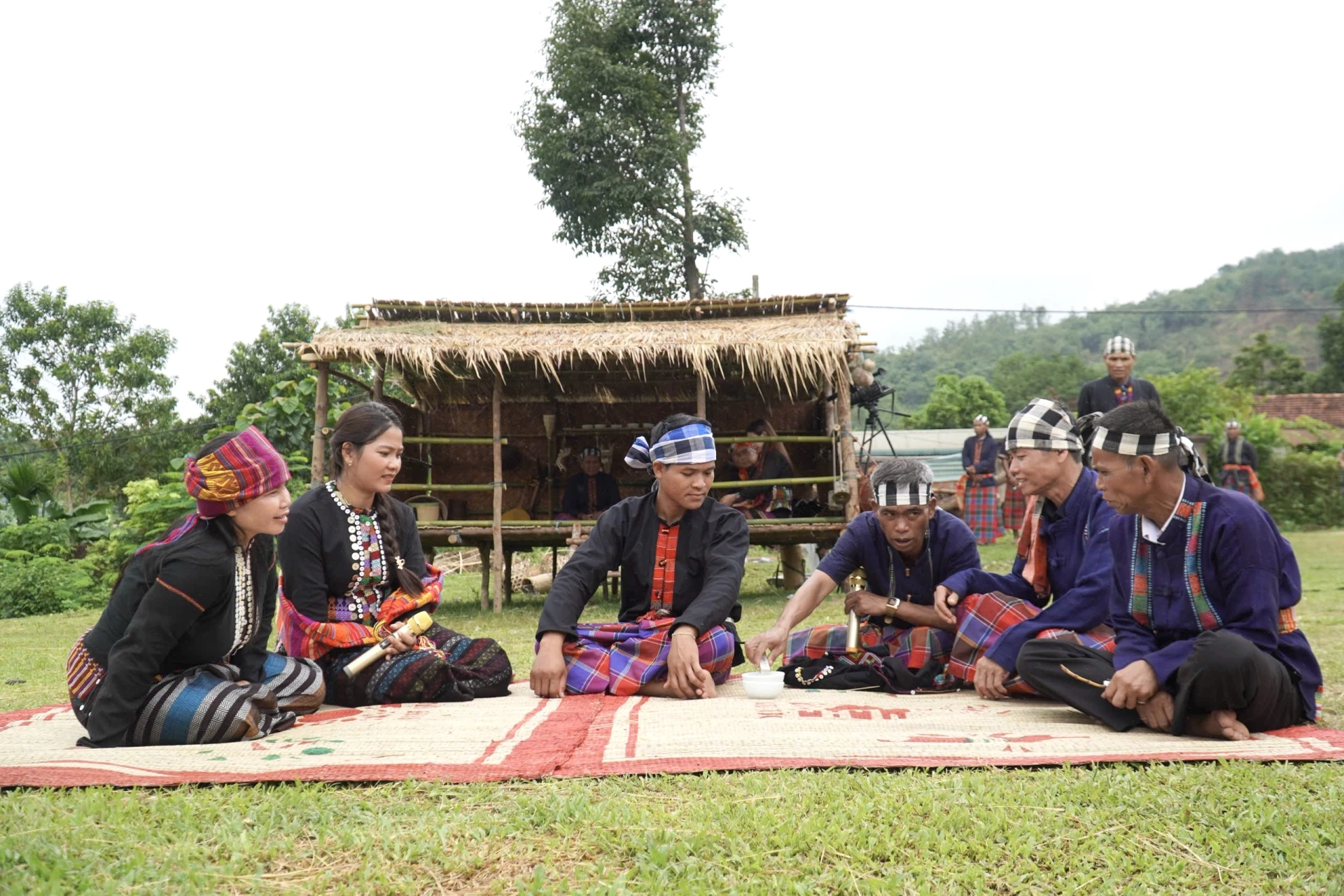 Một nghi lễ trong lễ cưới truyền thống người Vân Kiều - Ảnh: NM