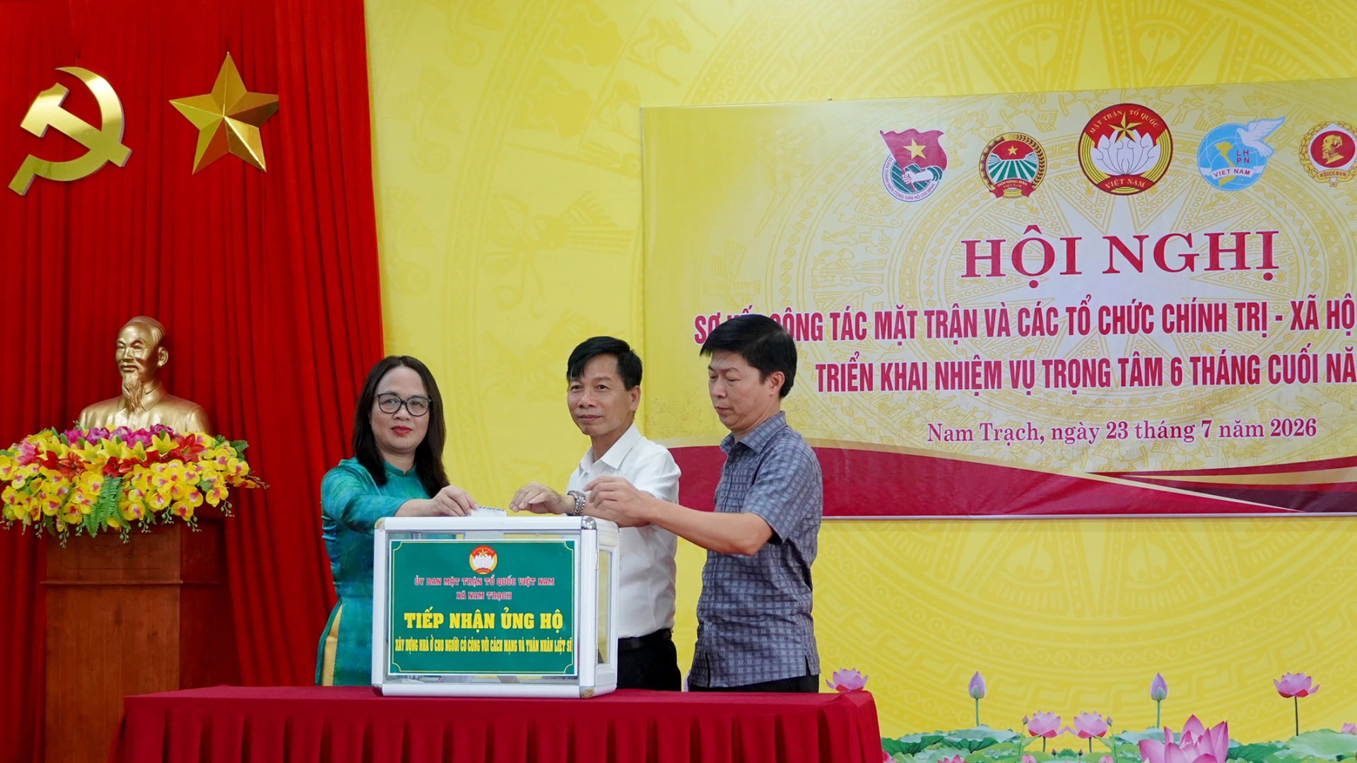 Lãnh đạo Ủy ban MTTQ Việt Nam tỉnh và xã Nam Trạch tham gia ủng hỗ tại chương trình - Ảnh: L.M