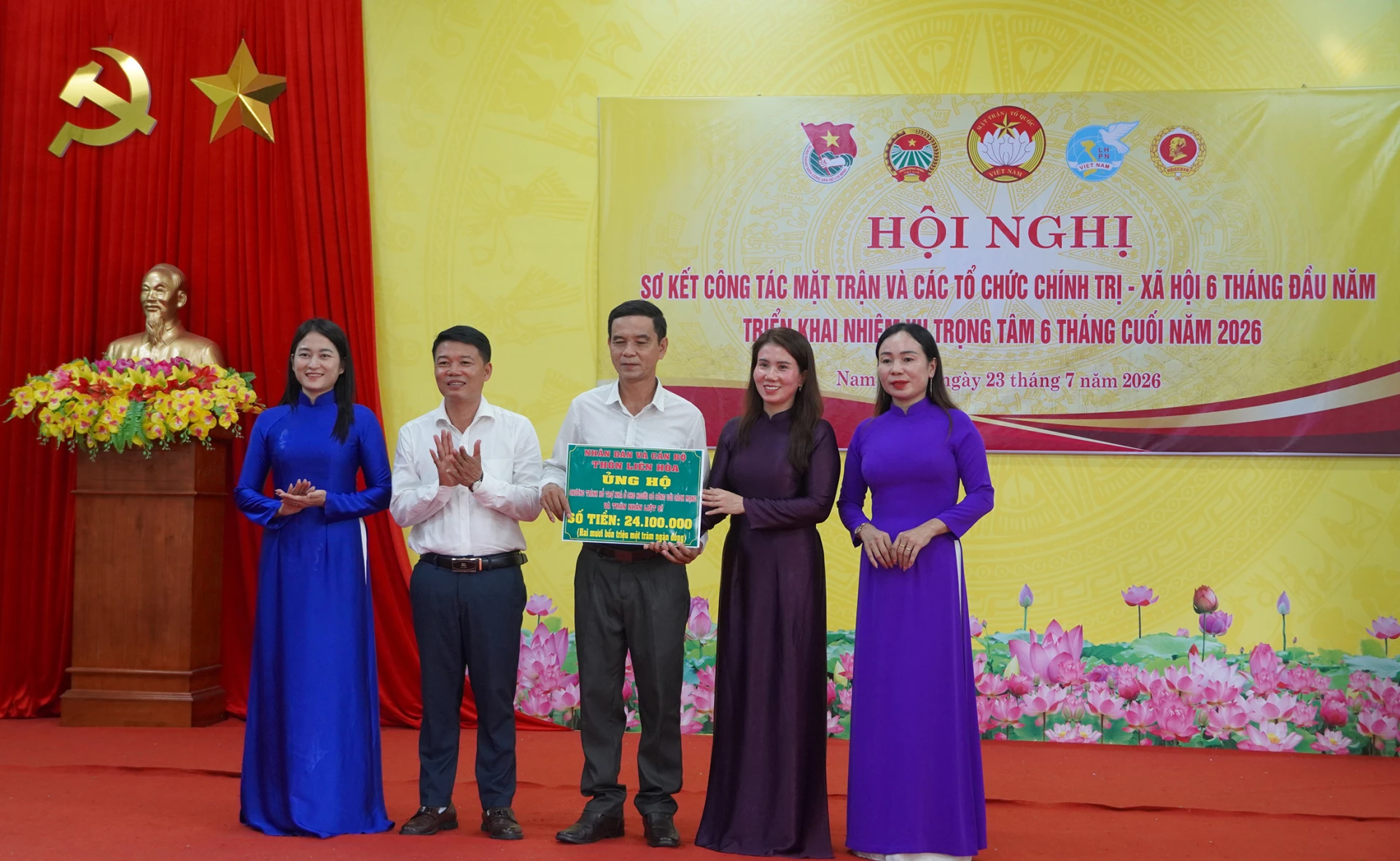 Đại diện lãnh đạo Ủy ban MTTQ Việt Nam xã Nam Trạch tiếp nhận hỗ trợ của các tổ chức, đơn vị - Ảnh: L.M