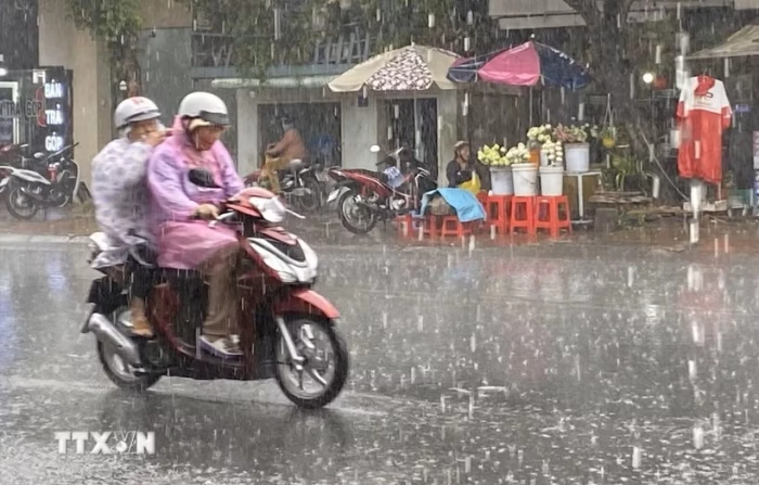Thời tiết ngày 10/7: Bắc Bộ mưa dông, Trung Bộ nắng nóng
