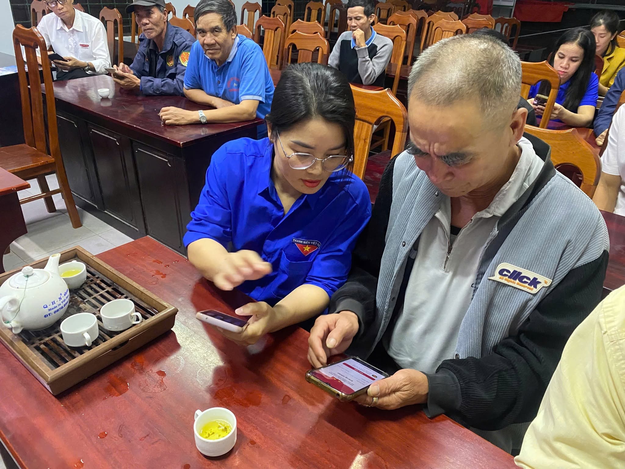 Các “đại sứ số” của Đoàn xã Nam Gianh hỗ trợ đảng viên truy cập “Sổ tay đảng viên điện tử” - Ảnh: NVCC