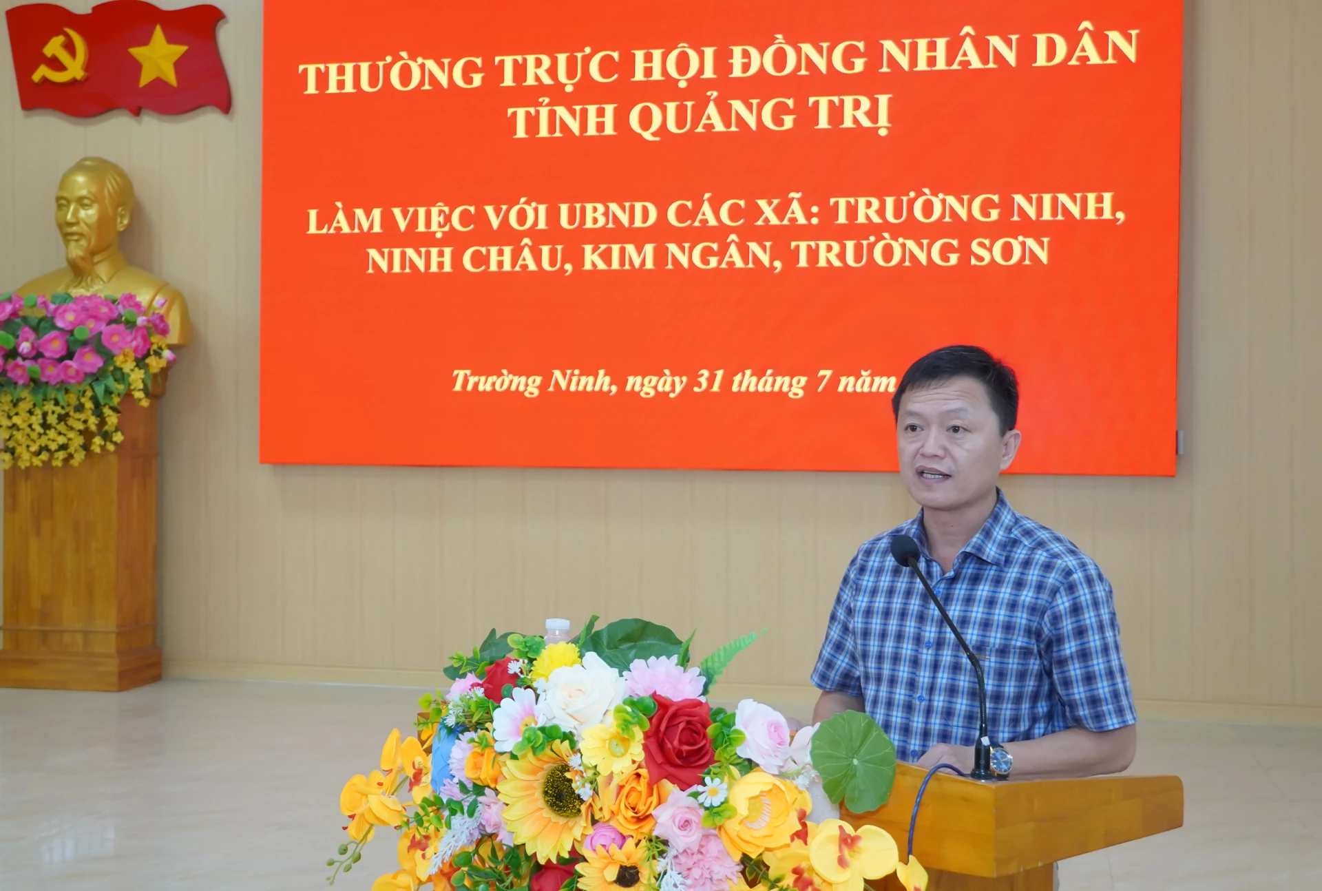 Đại diện lãnh đạo UBND xã Kim Ngân trình bày báo cáo tại buổi làm việc - Ảnh: N.H