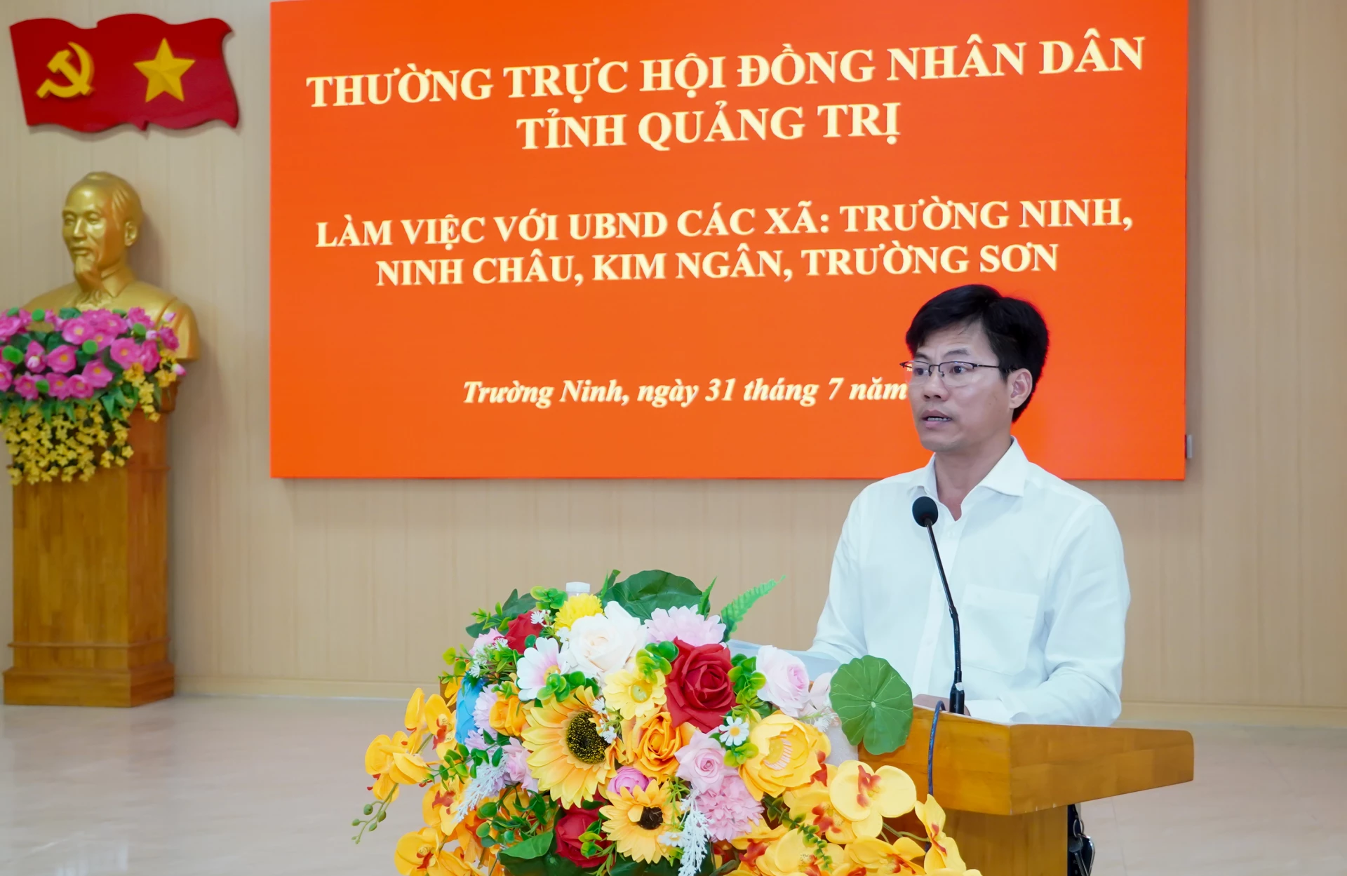 Đại diện lãnh đạo UBND xã Trường Ninh trình bày báo cáo tại buổi làm việc - Ảnh: N.H