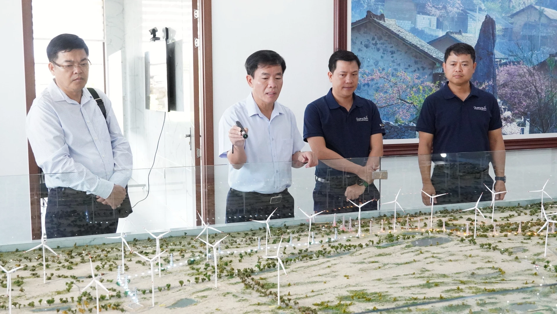 Đồng chí Nguyễn Văn Phương, Bí thư Tỉnh ủy nghe báo cáo về hoạt động của cụm Nhà máy điện gió B&T - Ảnh: Q.V